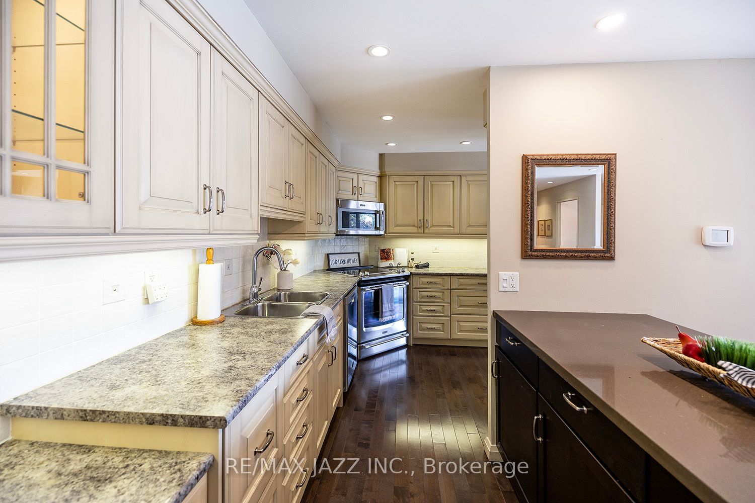 337 Simcoe St N, #201