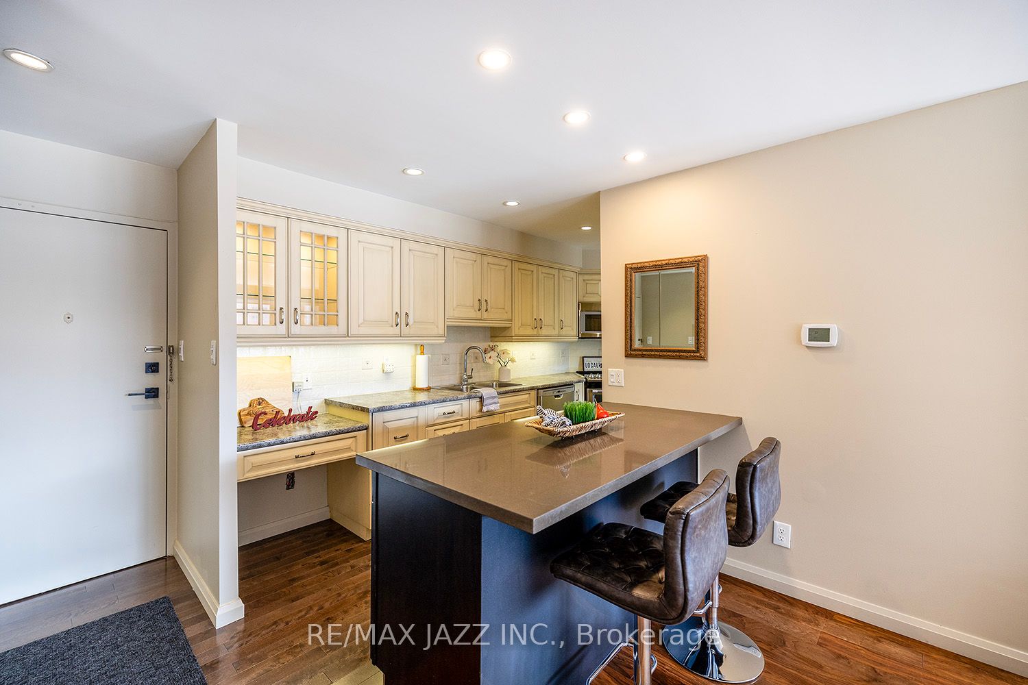 337 Simcoe St N, #201