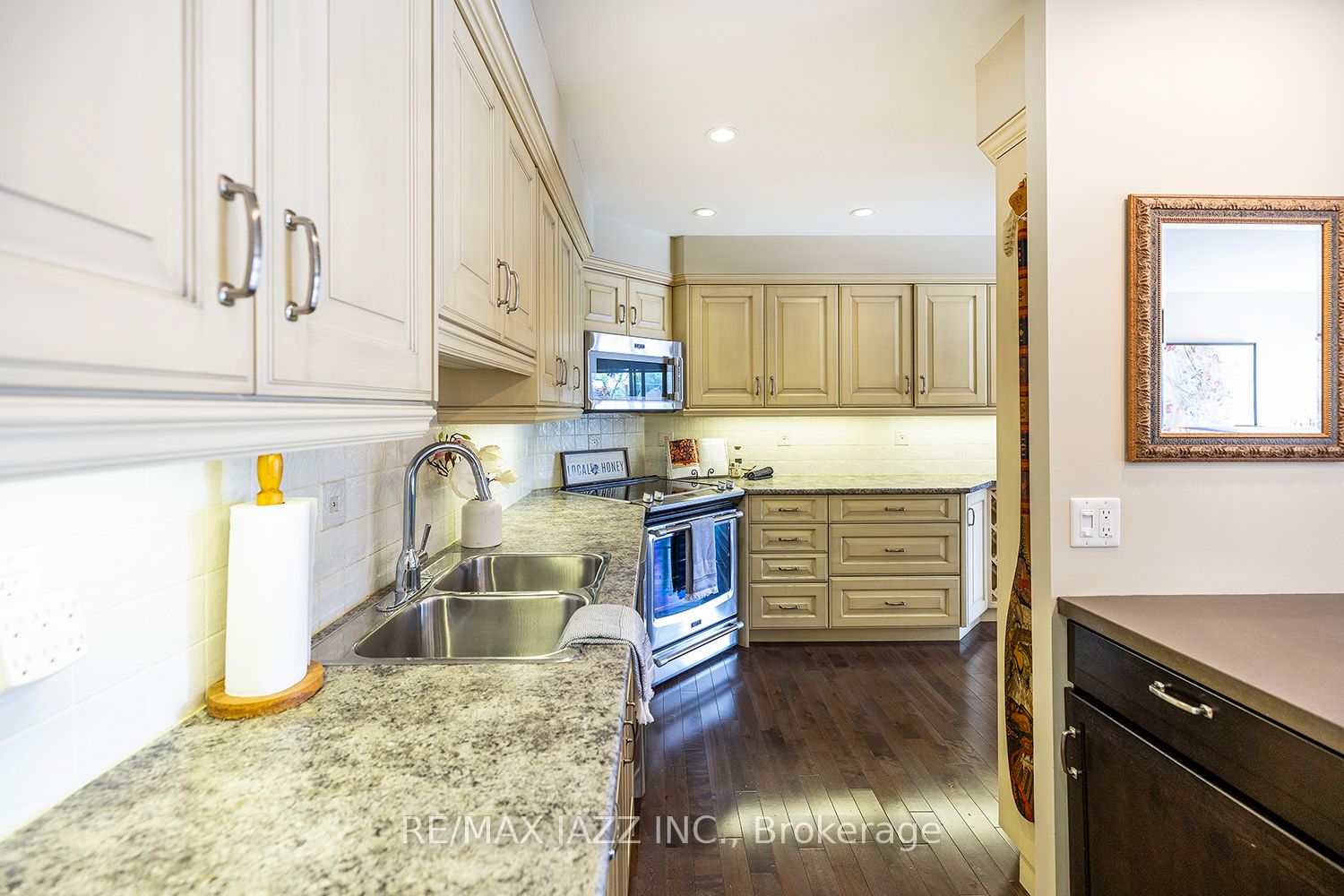 337 Simcoe St N, #201