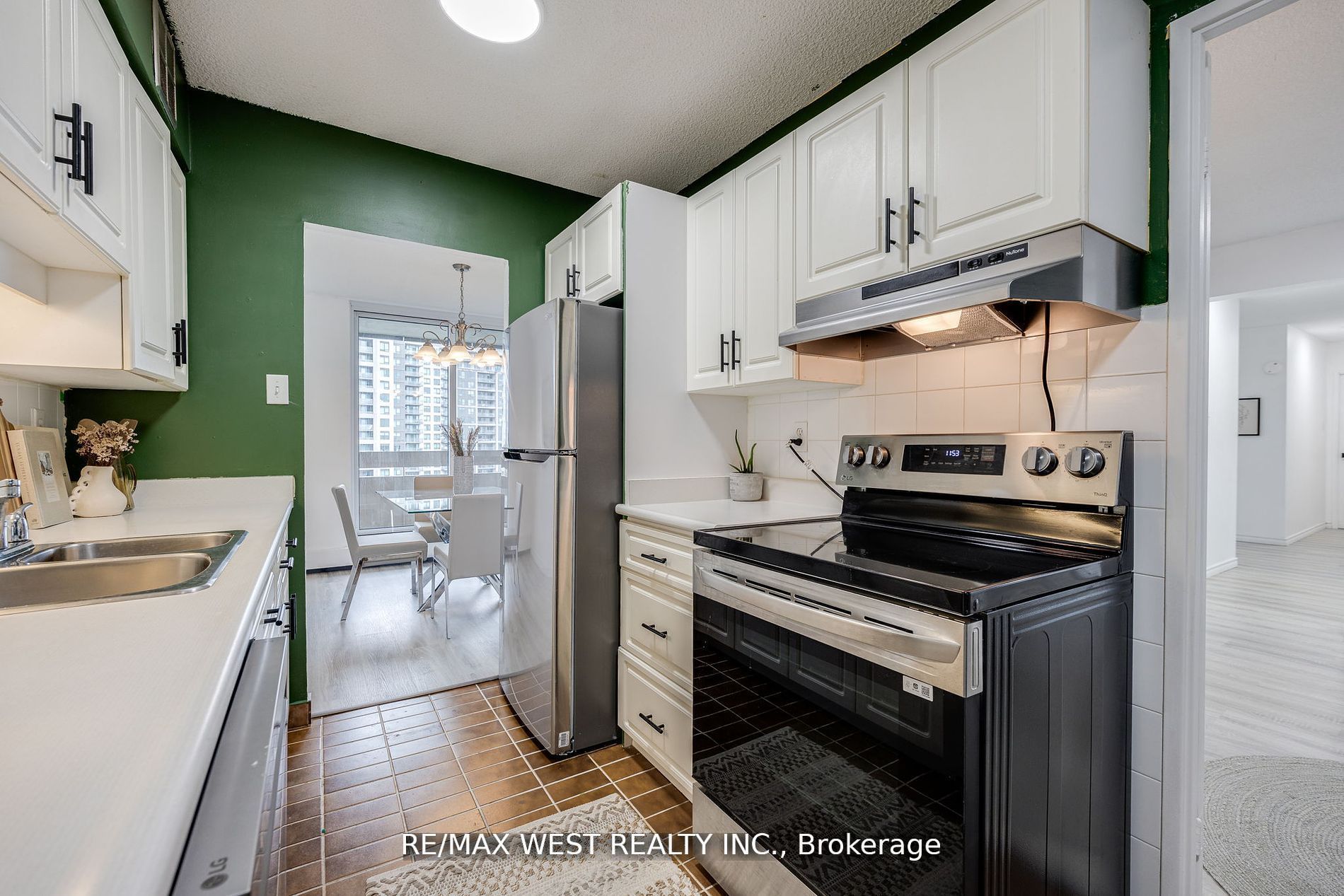 1210 Radom Street, #910