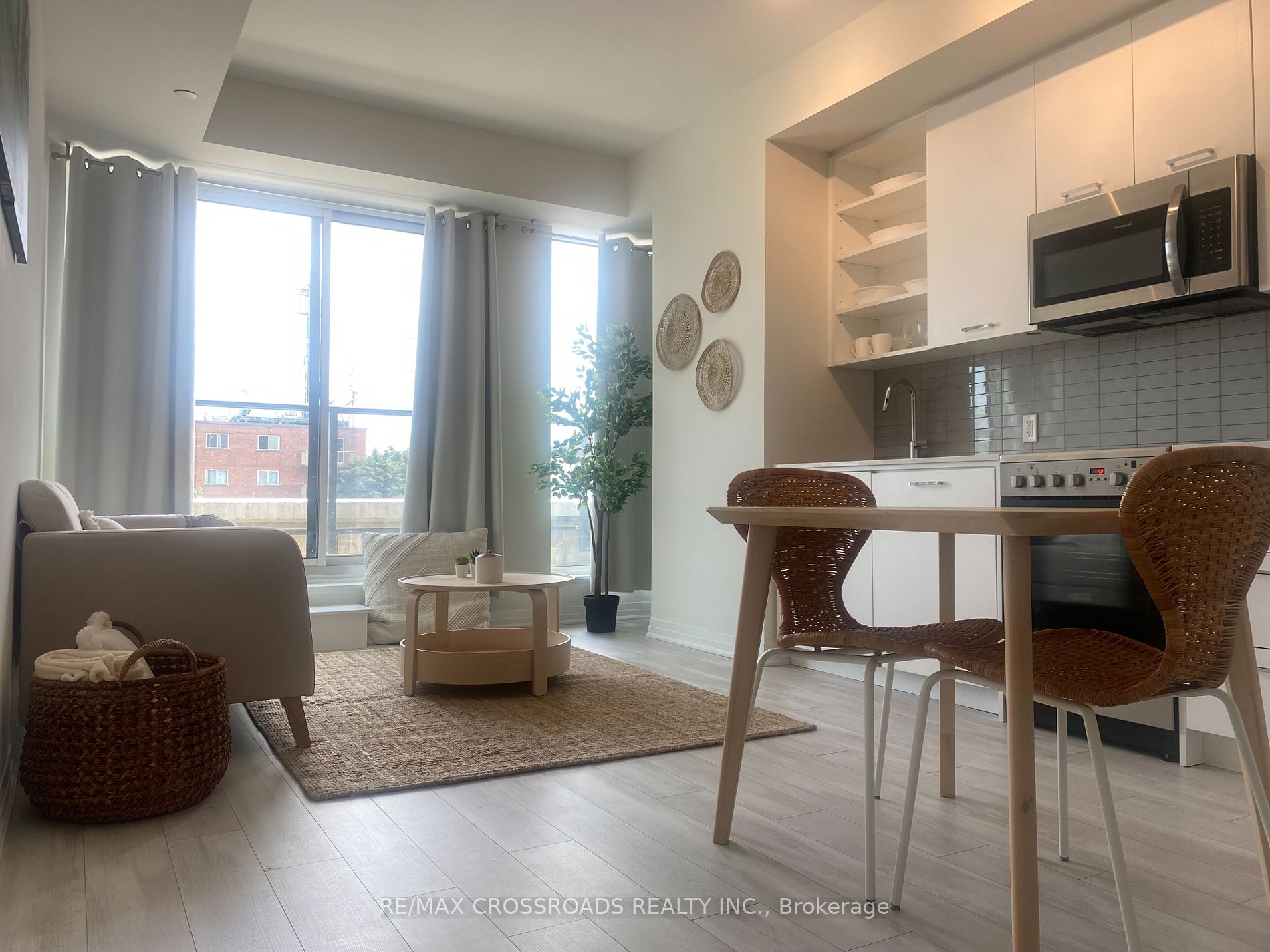 1630 Queen St E, #414
