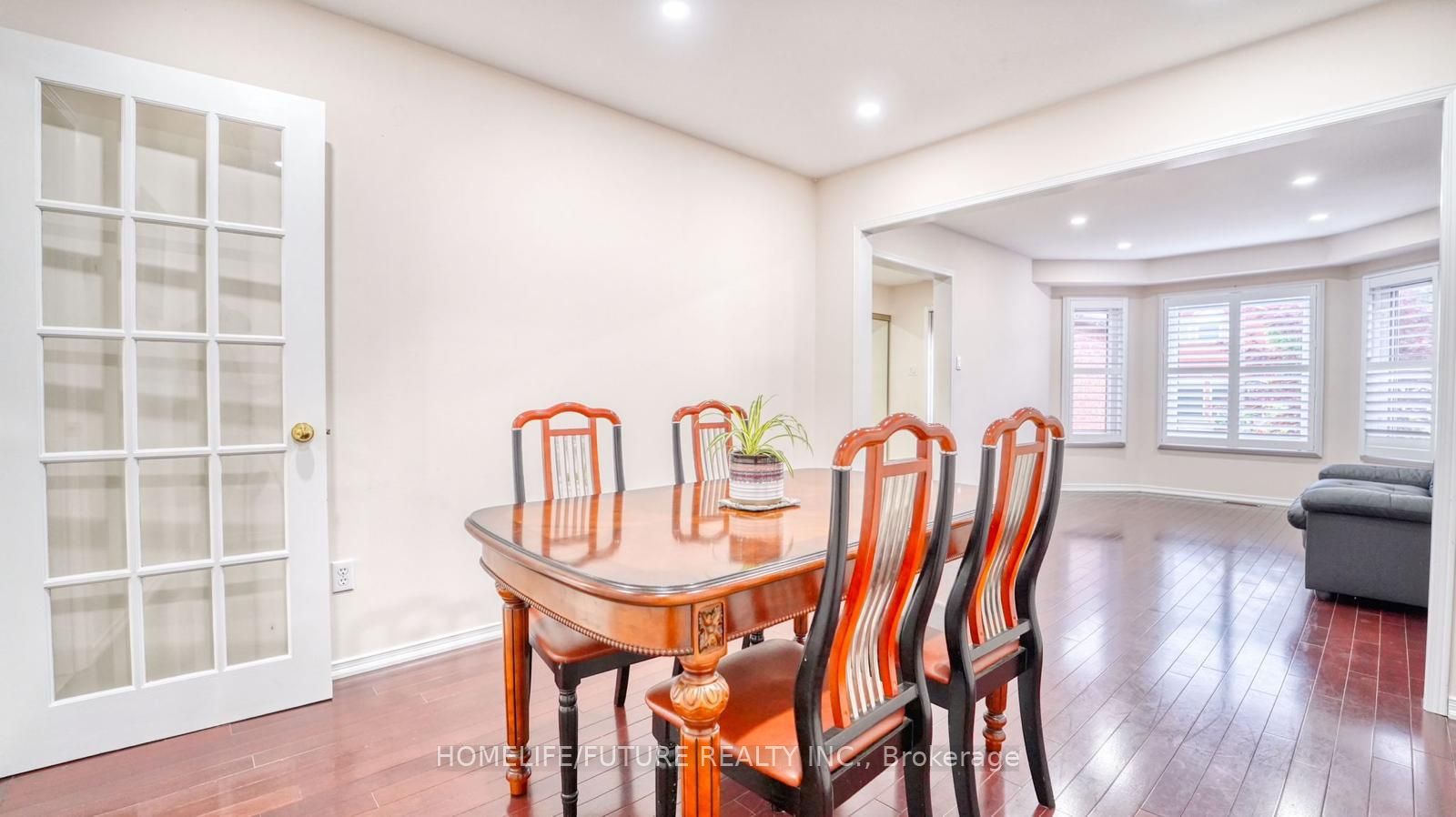 207 Mossbrook Square