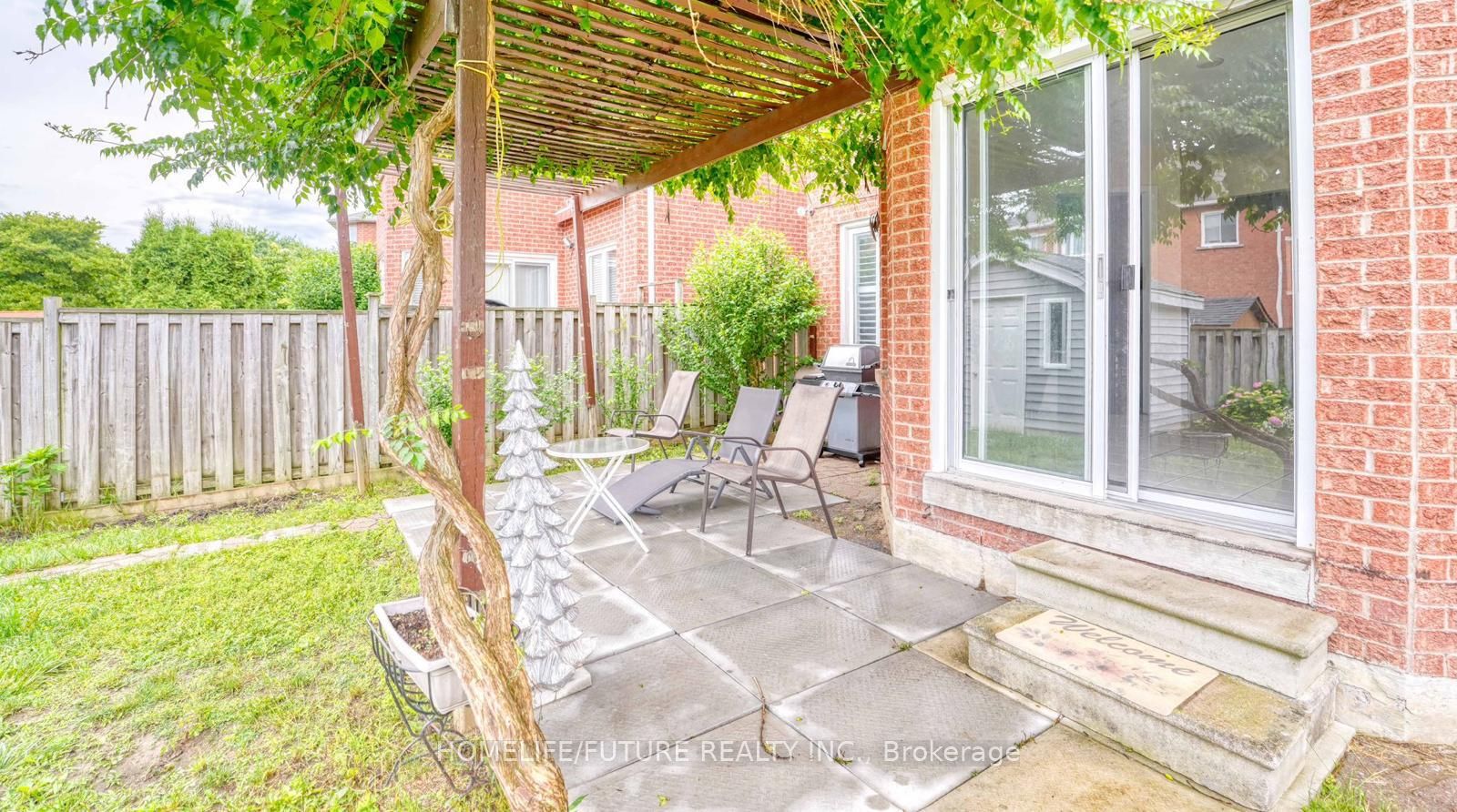 207 Mossbrook Square