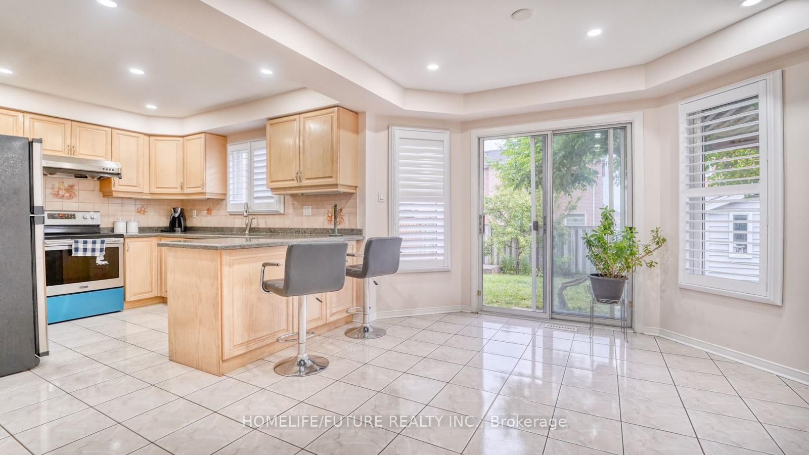207 Mossbrook Square
