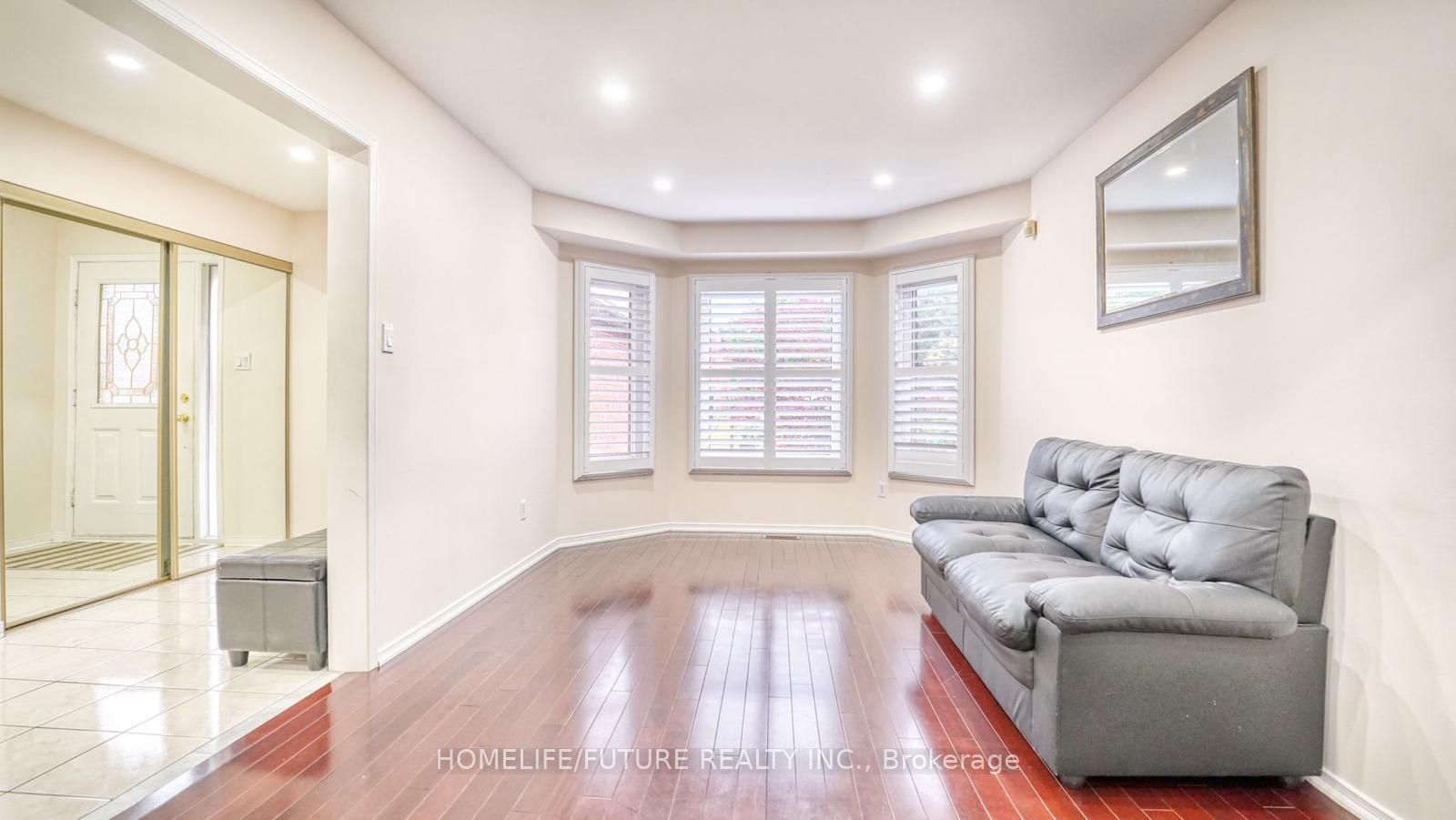 207 Mossbrook Square
