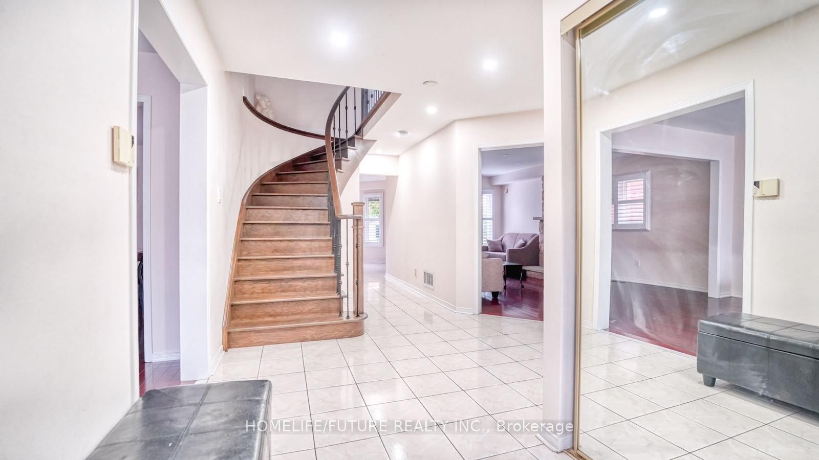 207 Mossbrook Square