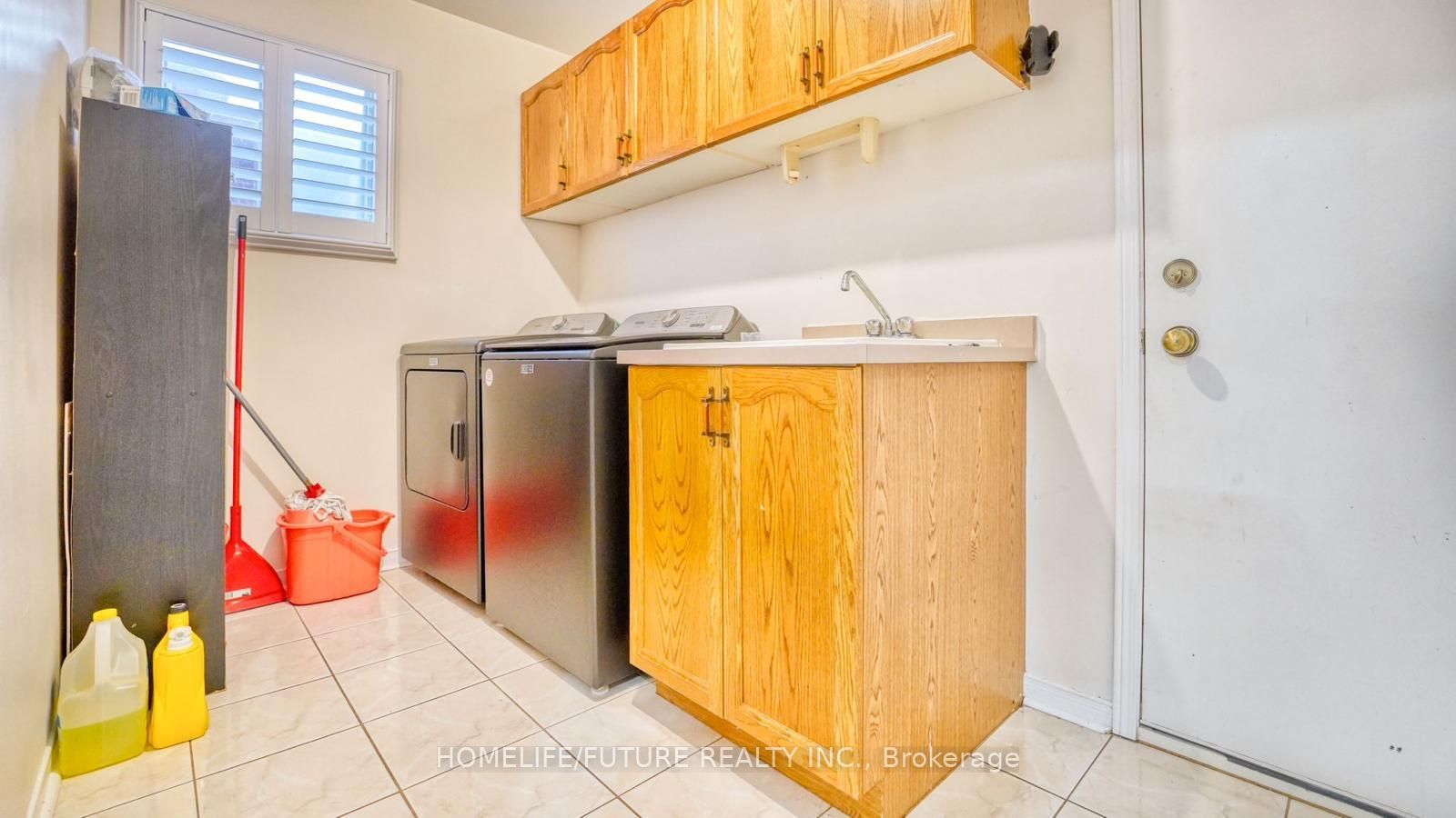 207 Mossbrook Square