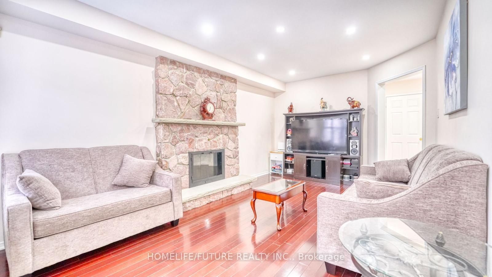 207 Mossbrook Square