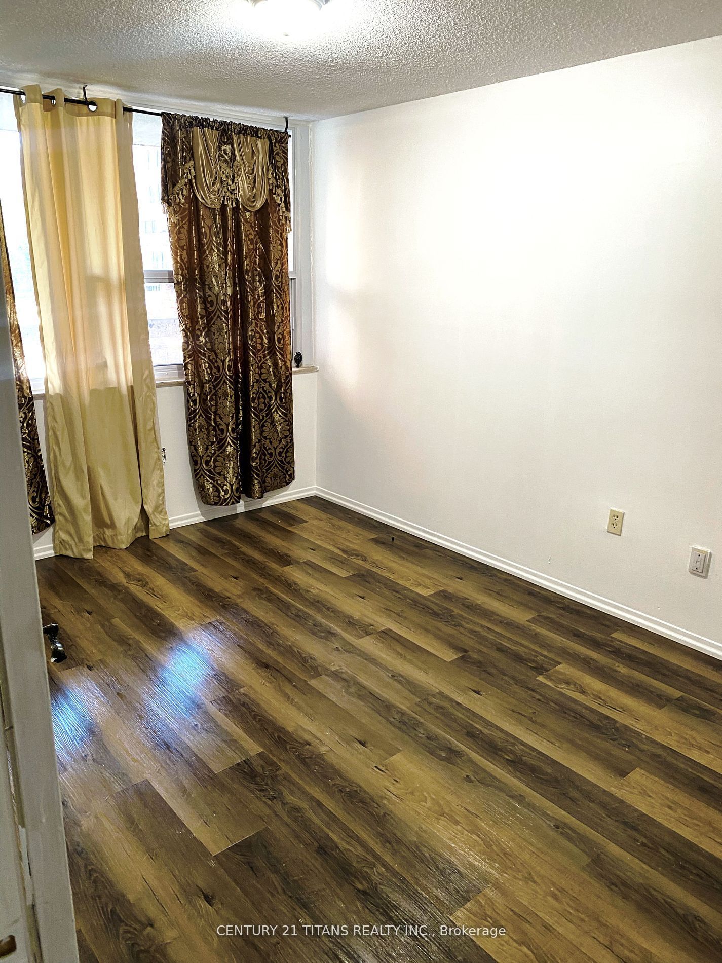 4064 Lawrence Ave E, #210