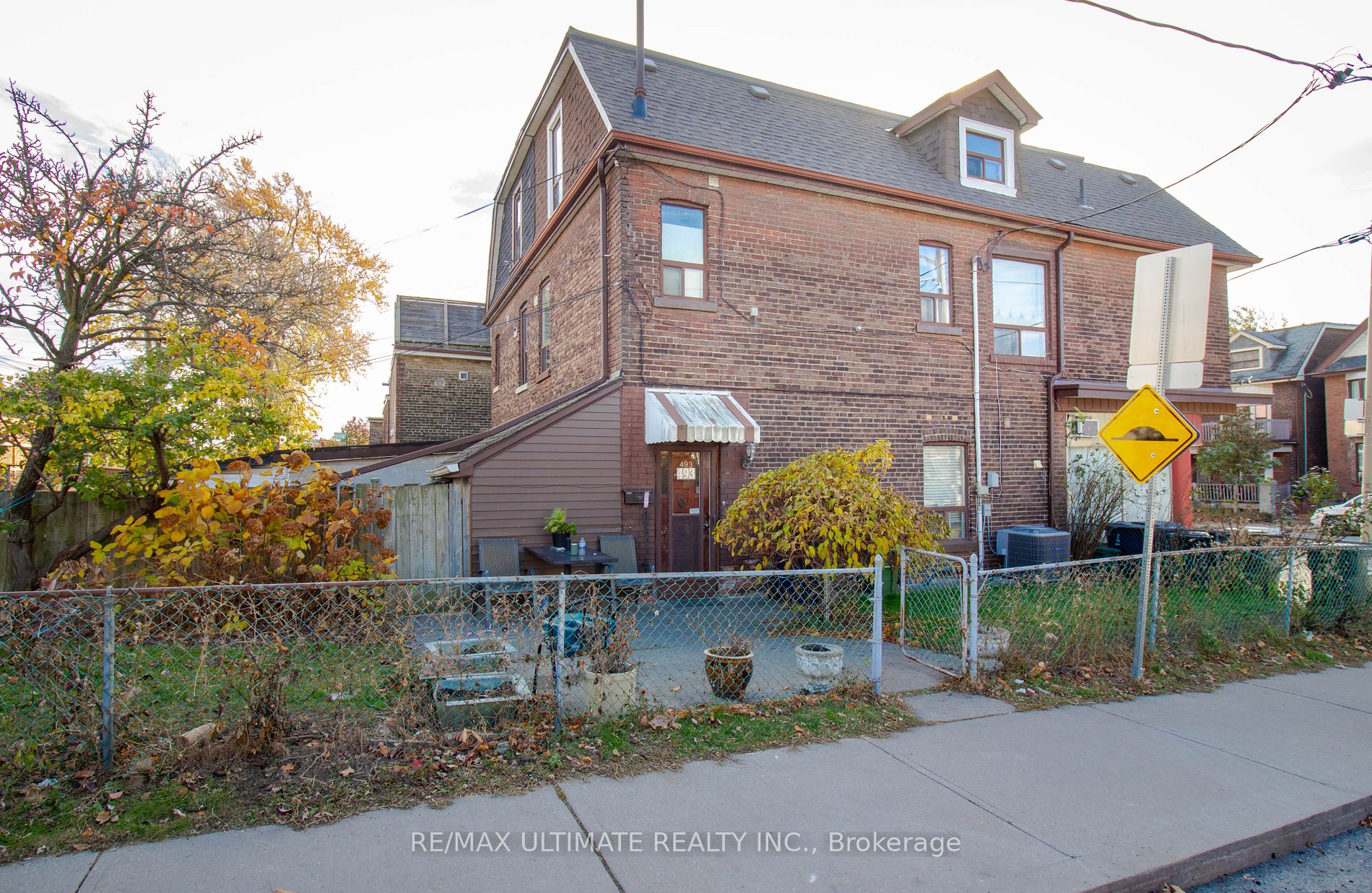 493 Carlaw Ave