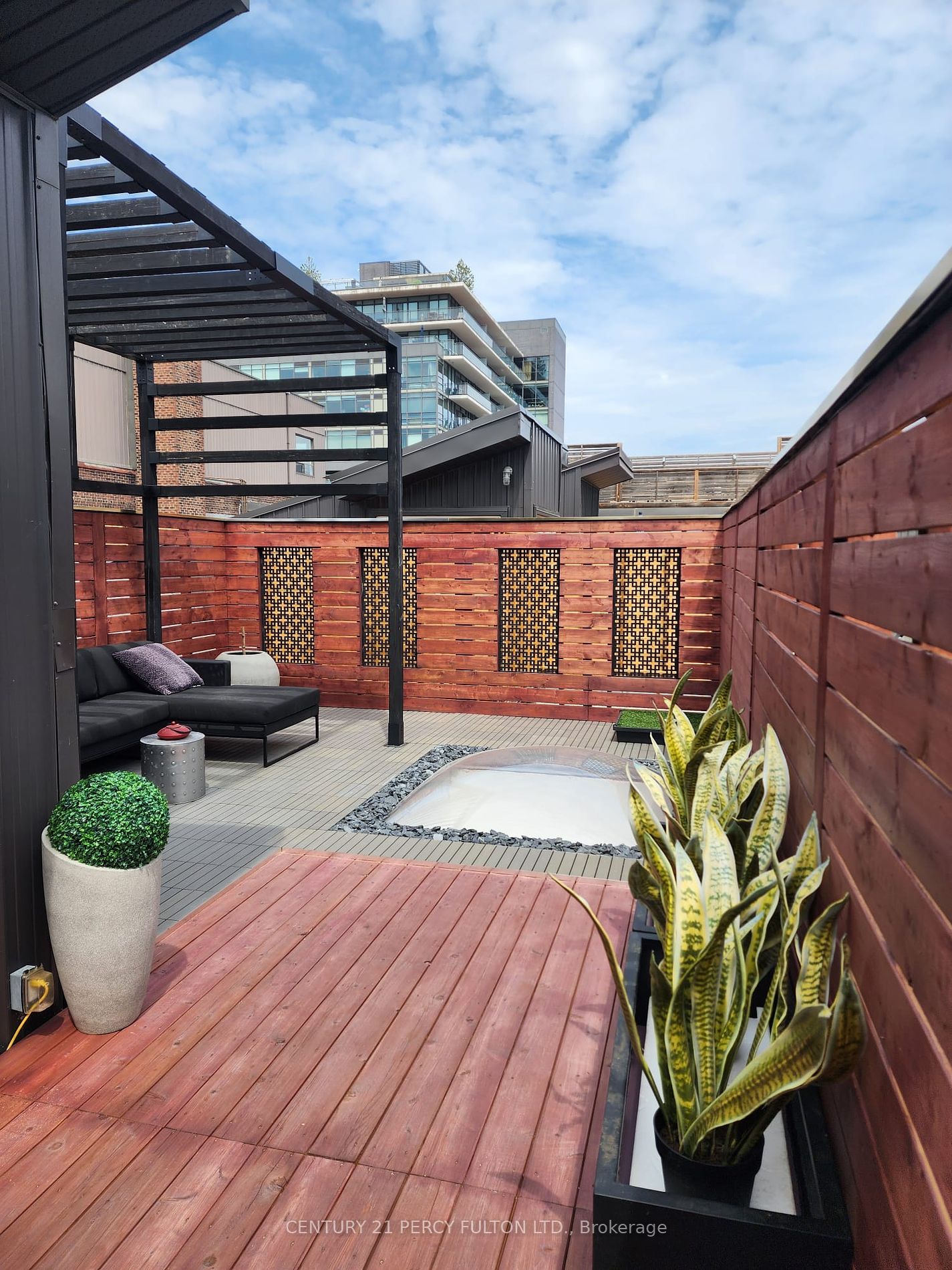 326 Carlaw Ave, #124