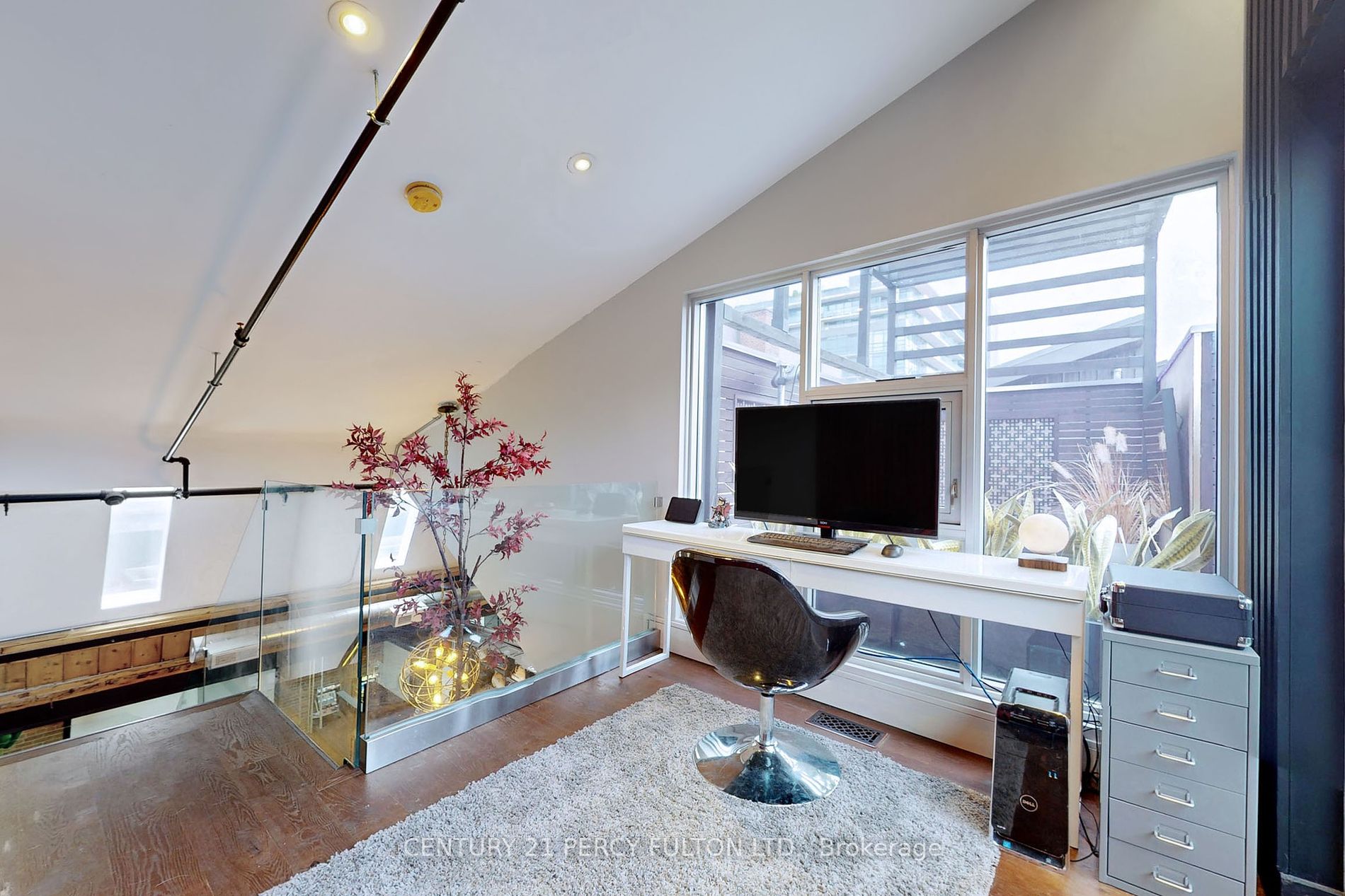 326 Carlaw Ave, #124