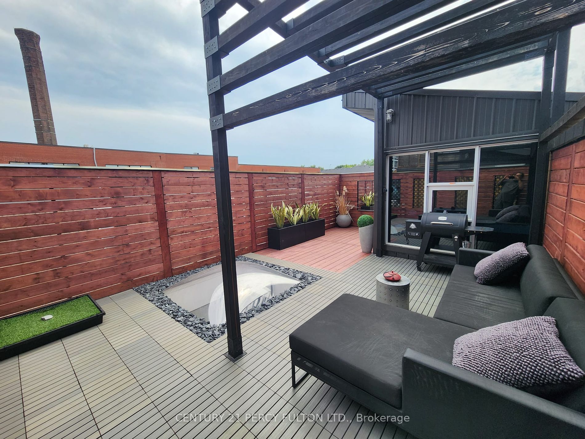 326 Carlaw Ave, #124