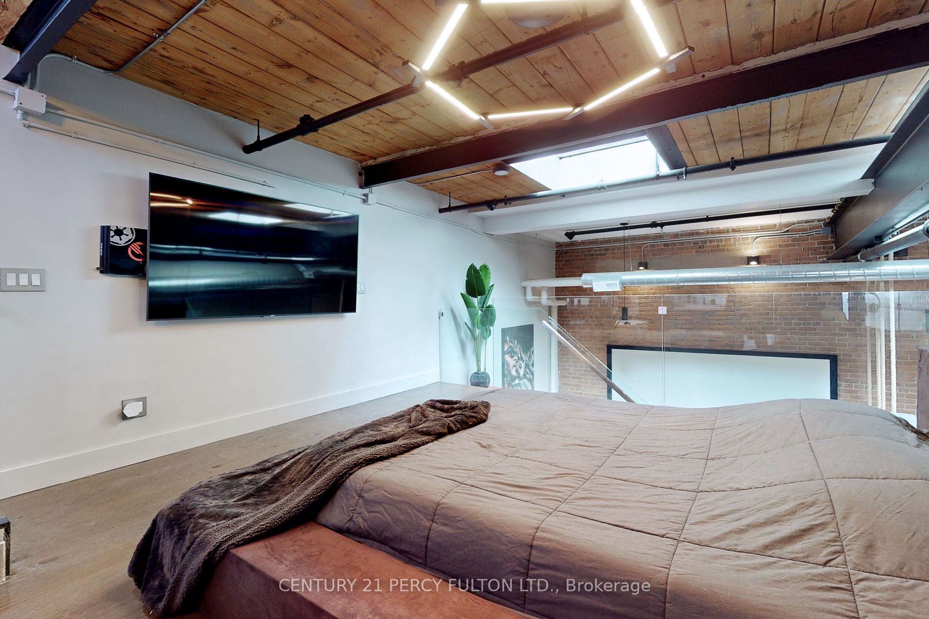 326 Carlaw Ave, #124