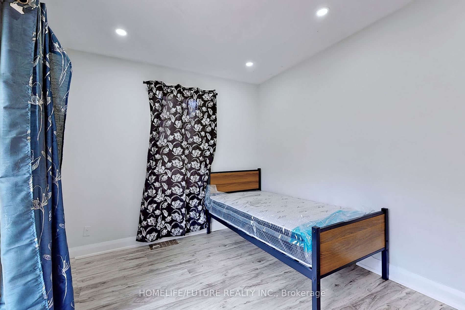 1496 Simcoe Street N