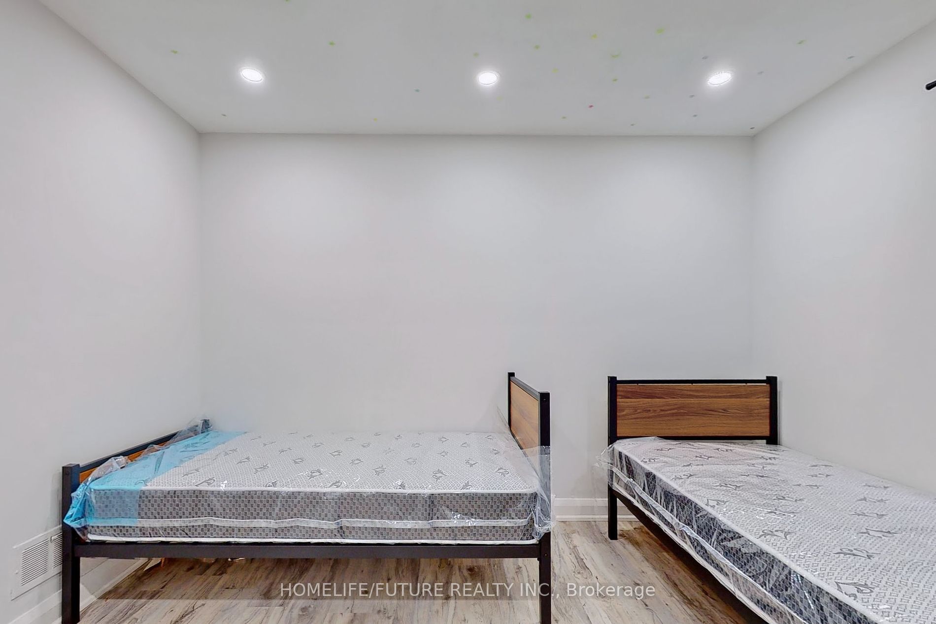 1496 Simcoe Street N