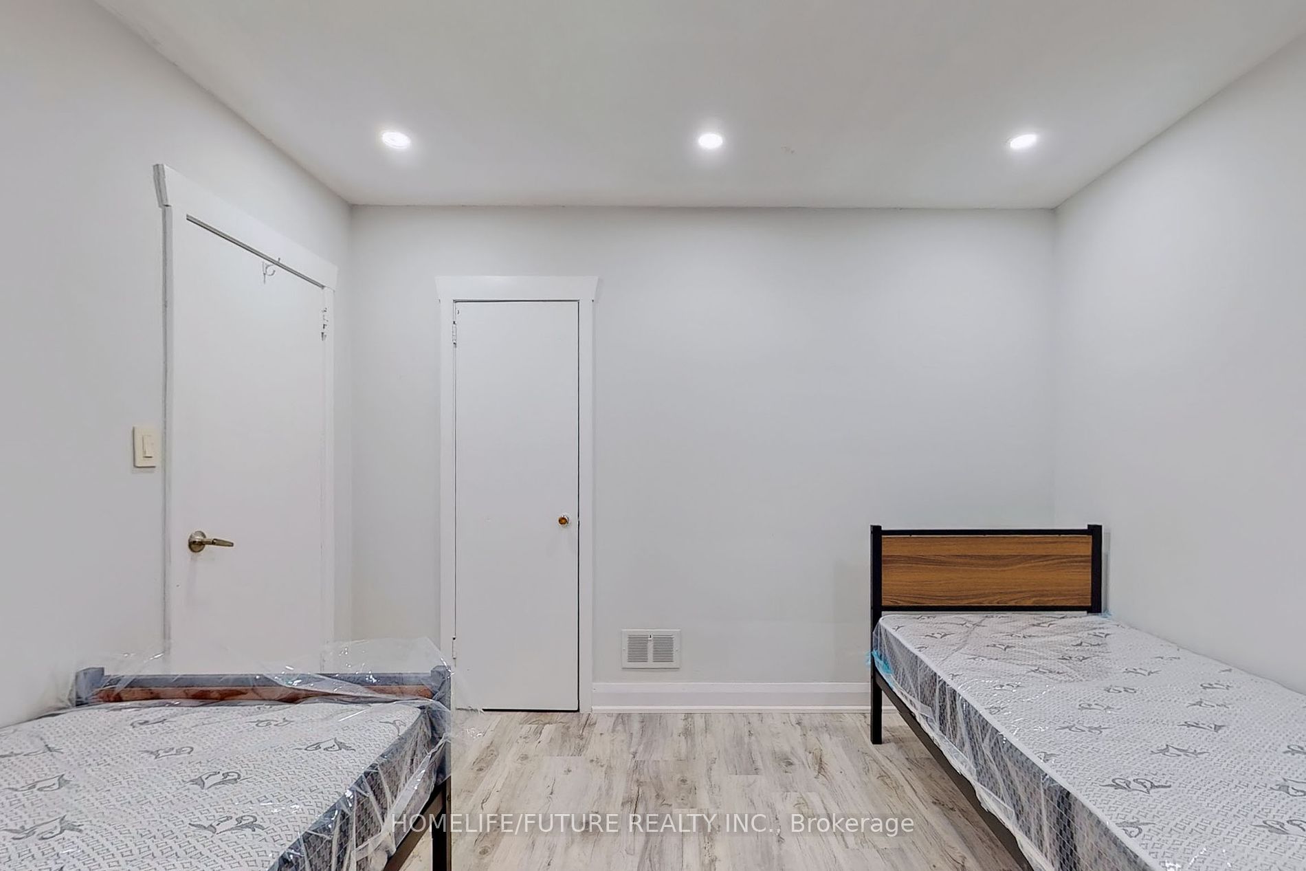 1496 Simcoe Street N