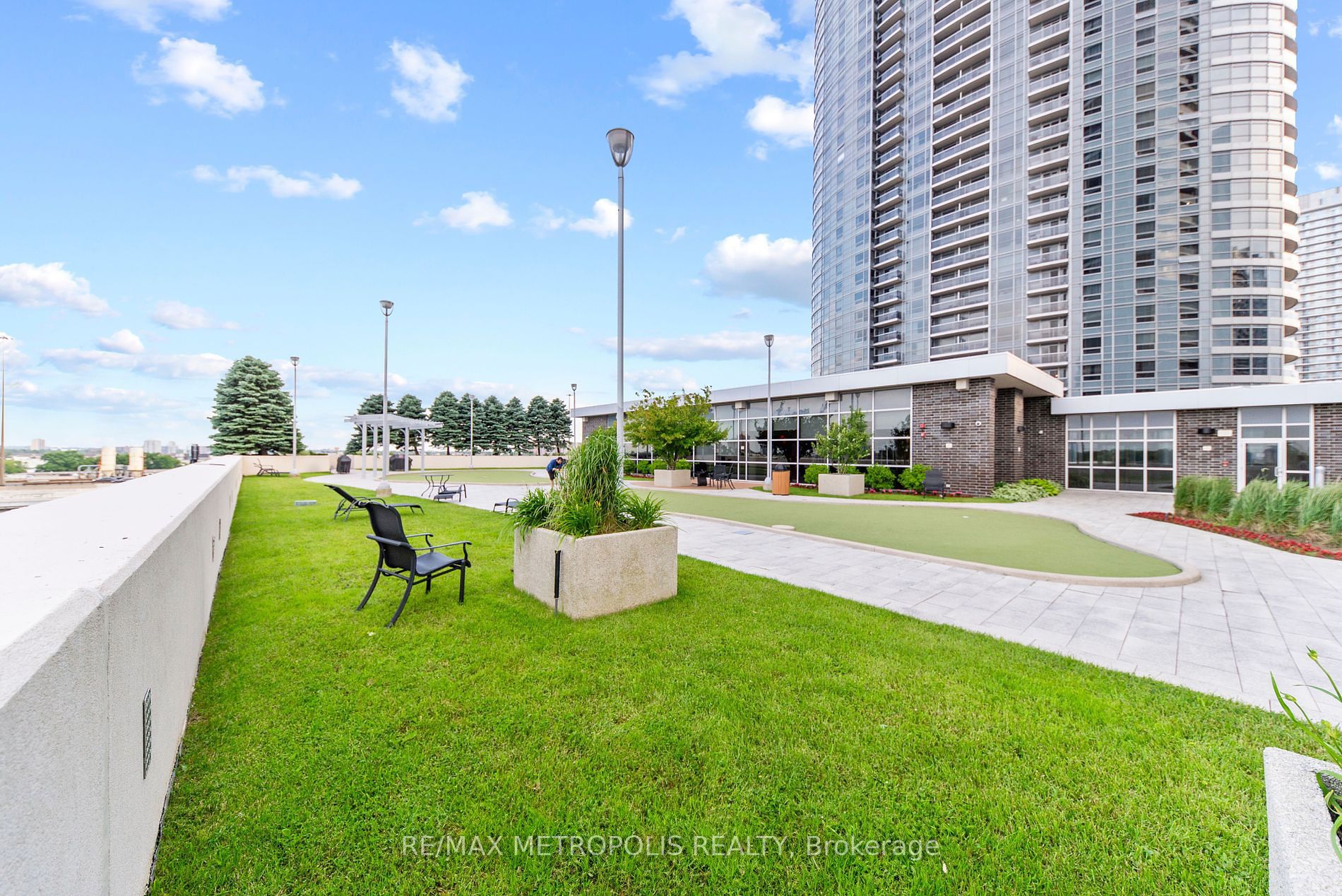 135 Village Green Square, #816