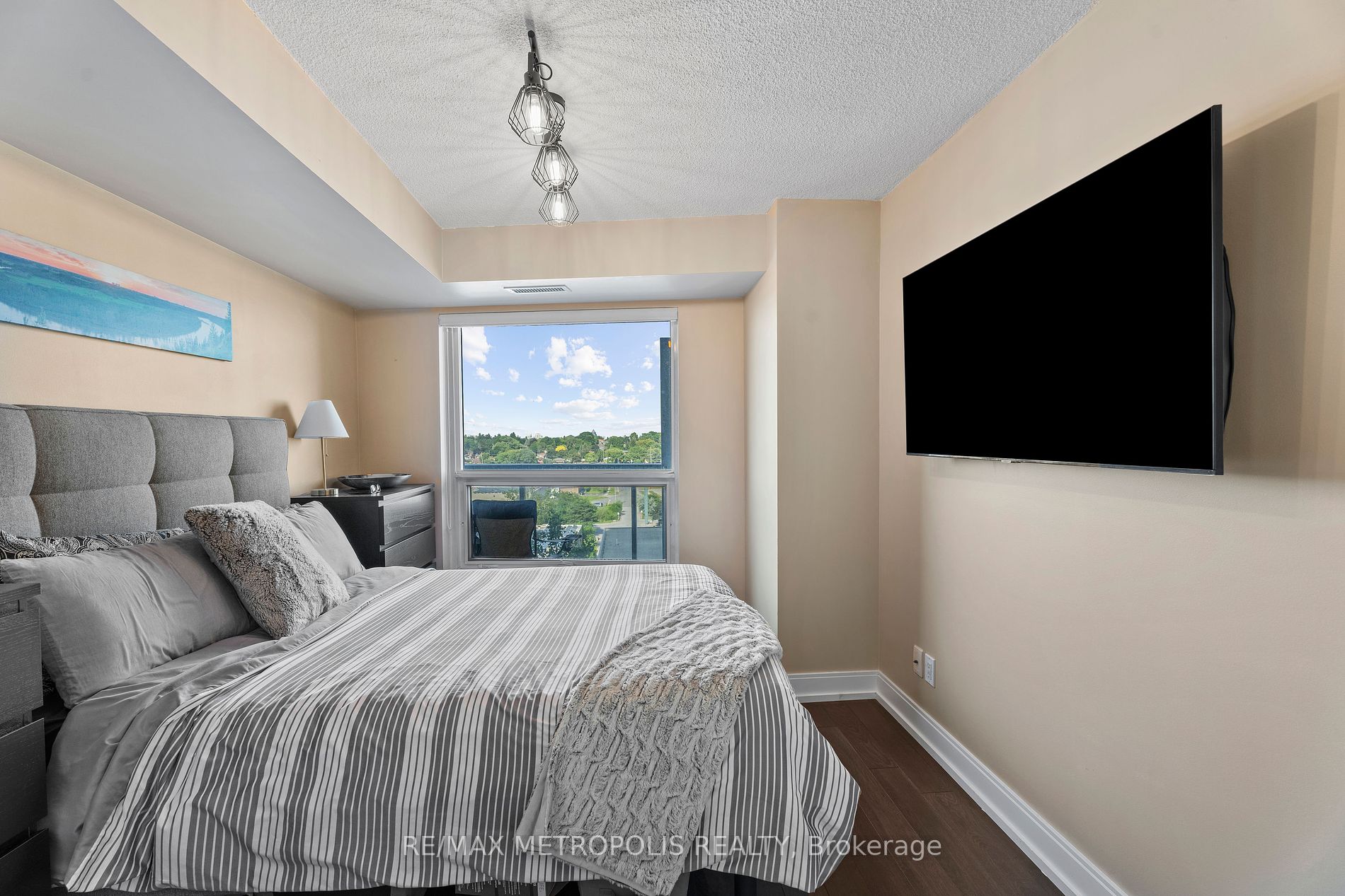 135 Village Green Square, #816