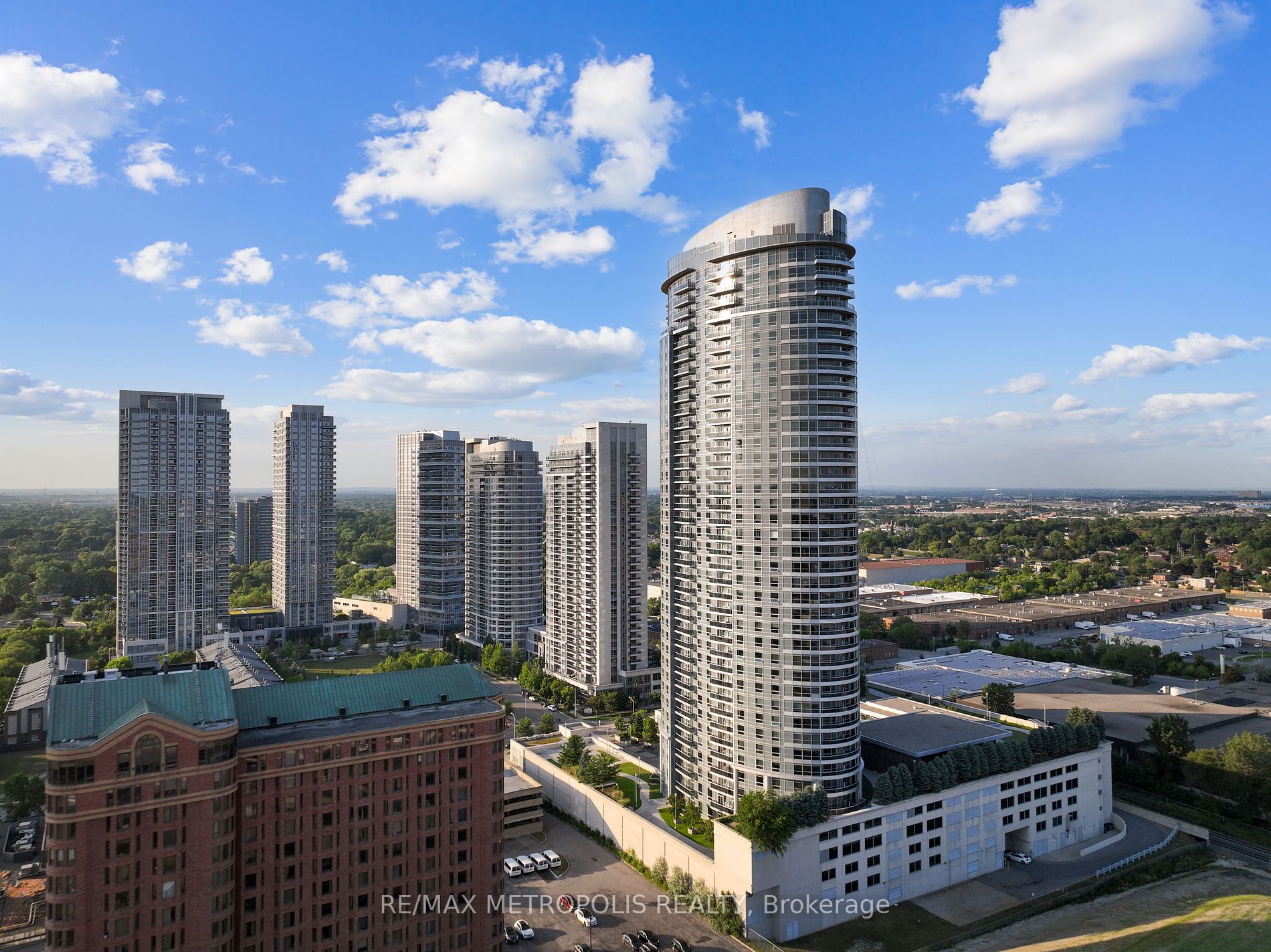 135 Village Green Square, #816