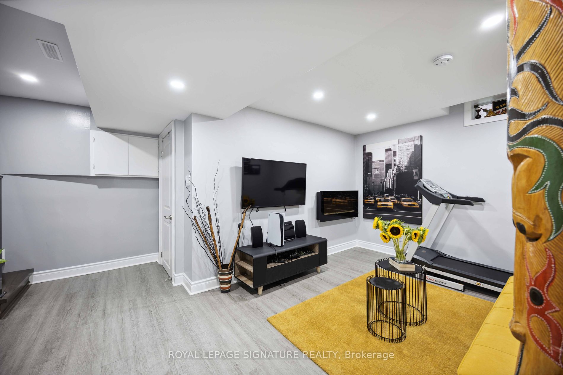 674 Sultana Square
