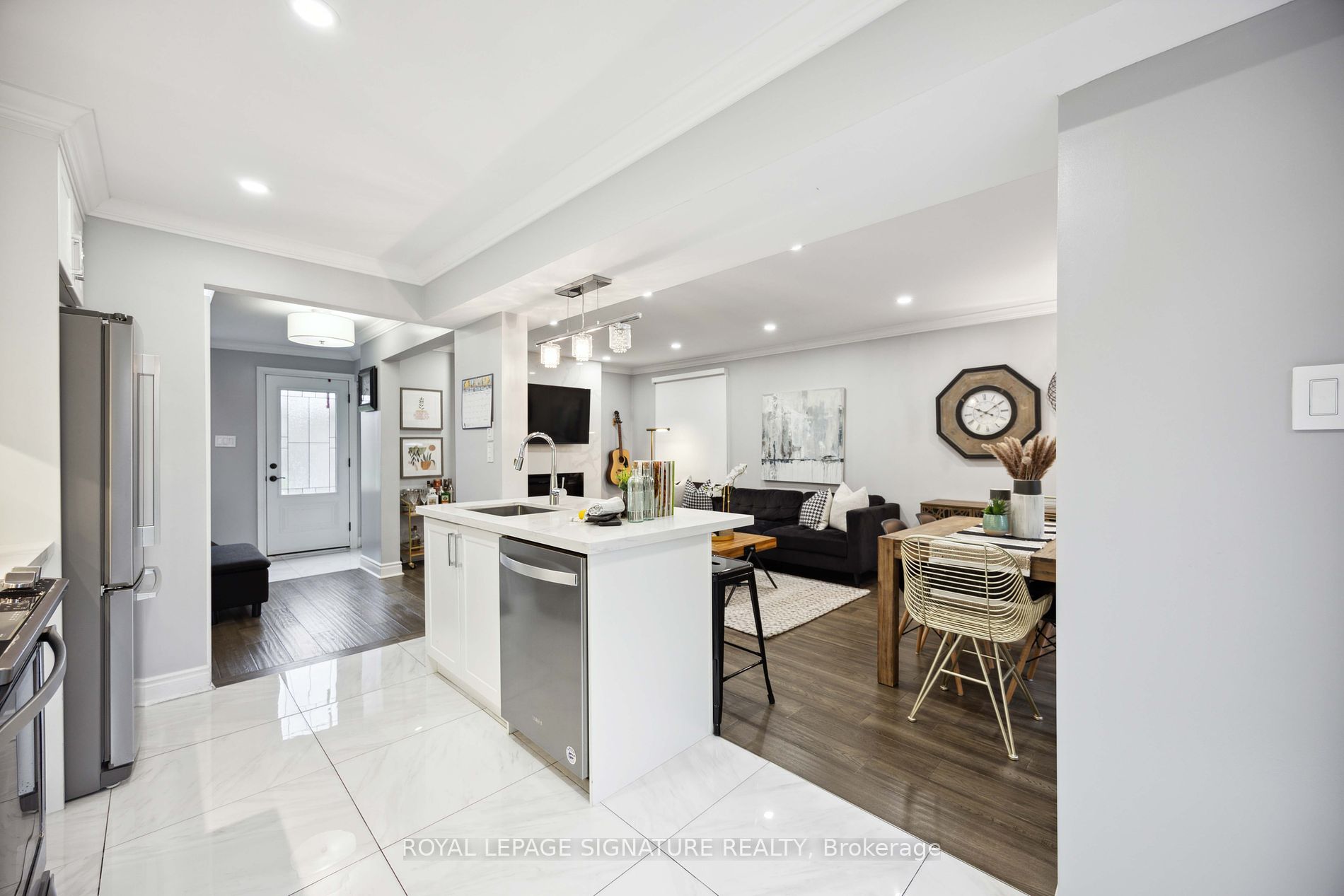 674 Sultana Square