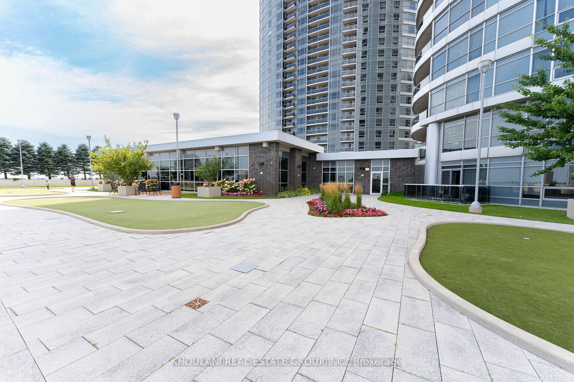 135 Village Green Square #3922