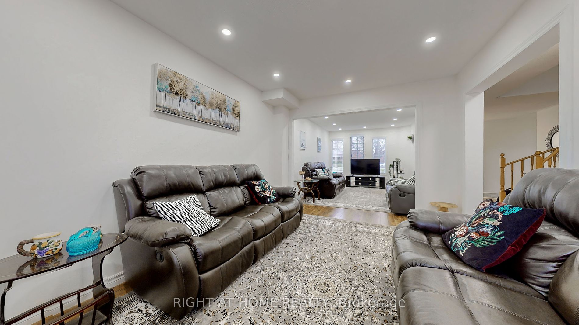 24 Holmes Crescent