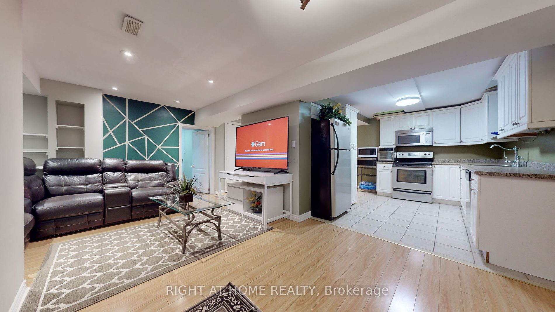 24 Holmes Crescent