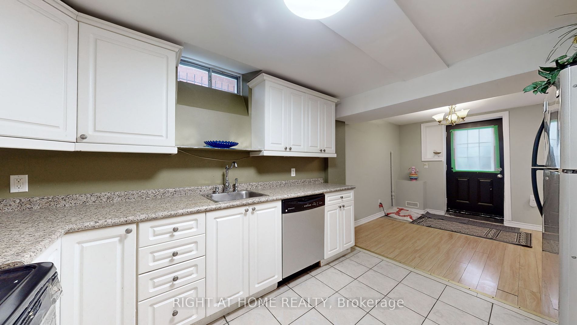 24 Holmes Crescent