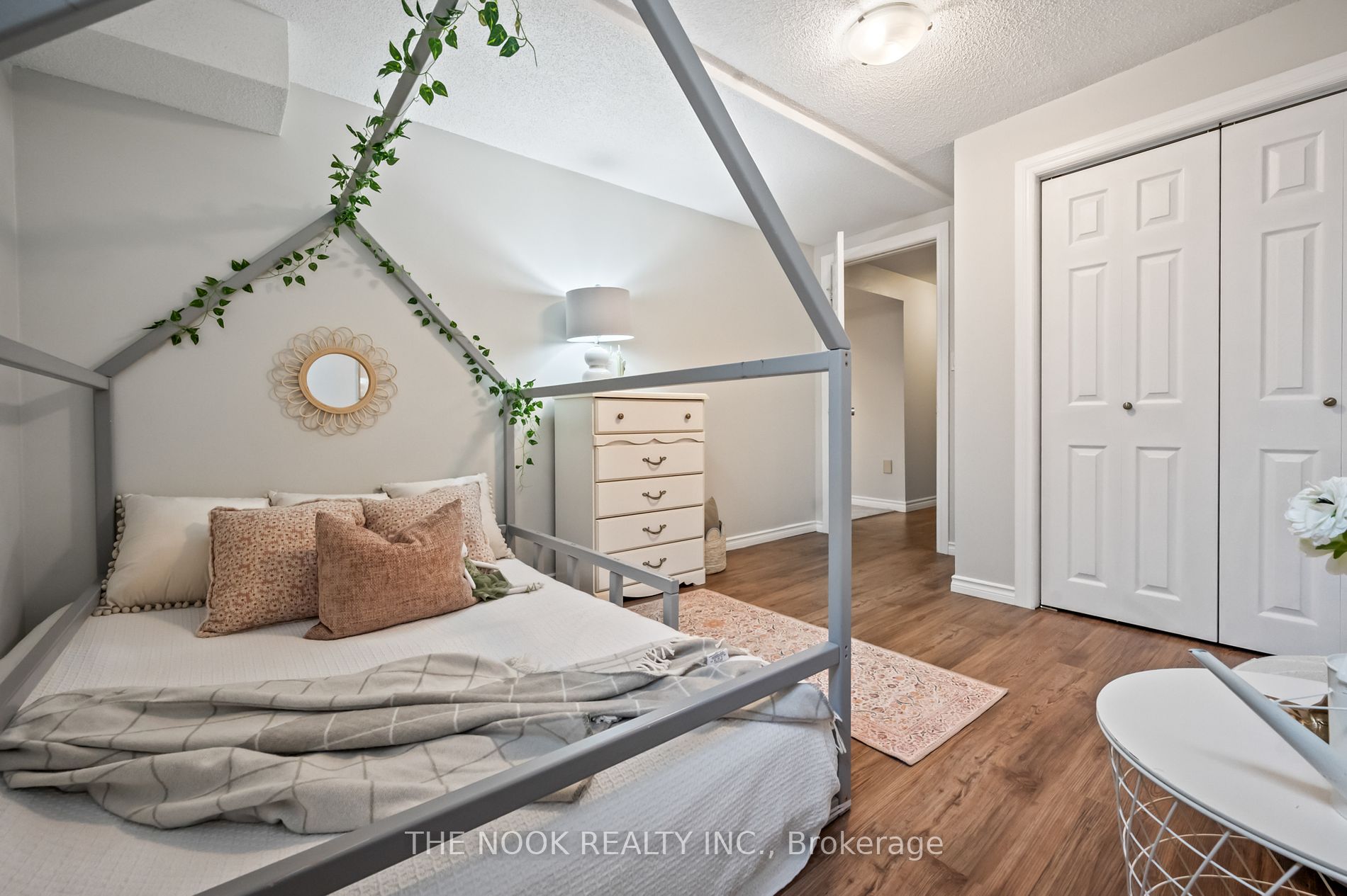 150 Sandringham Dr