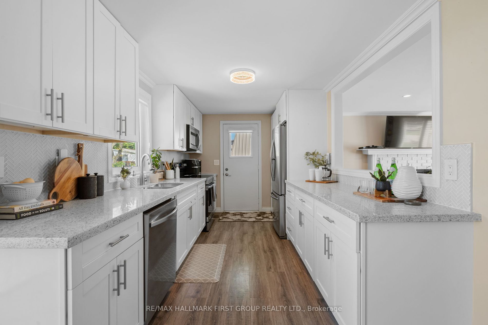 8 Kawartha Rd