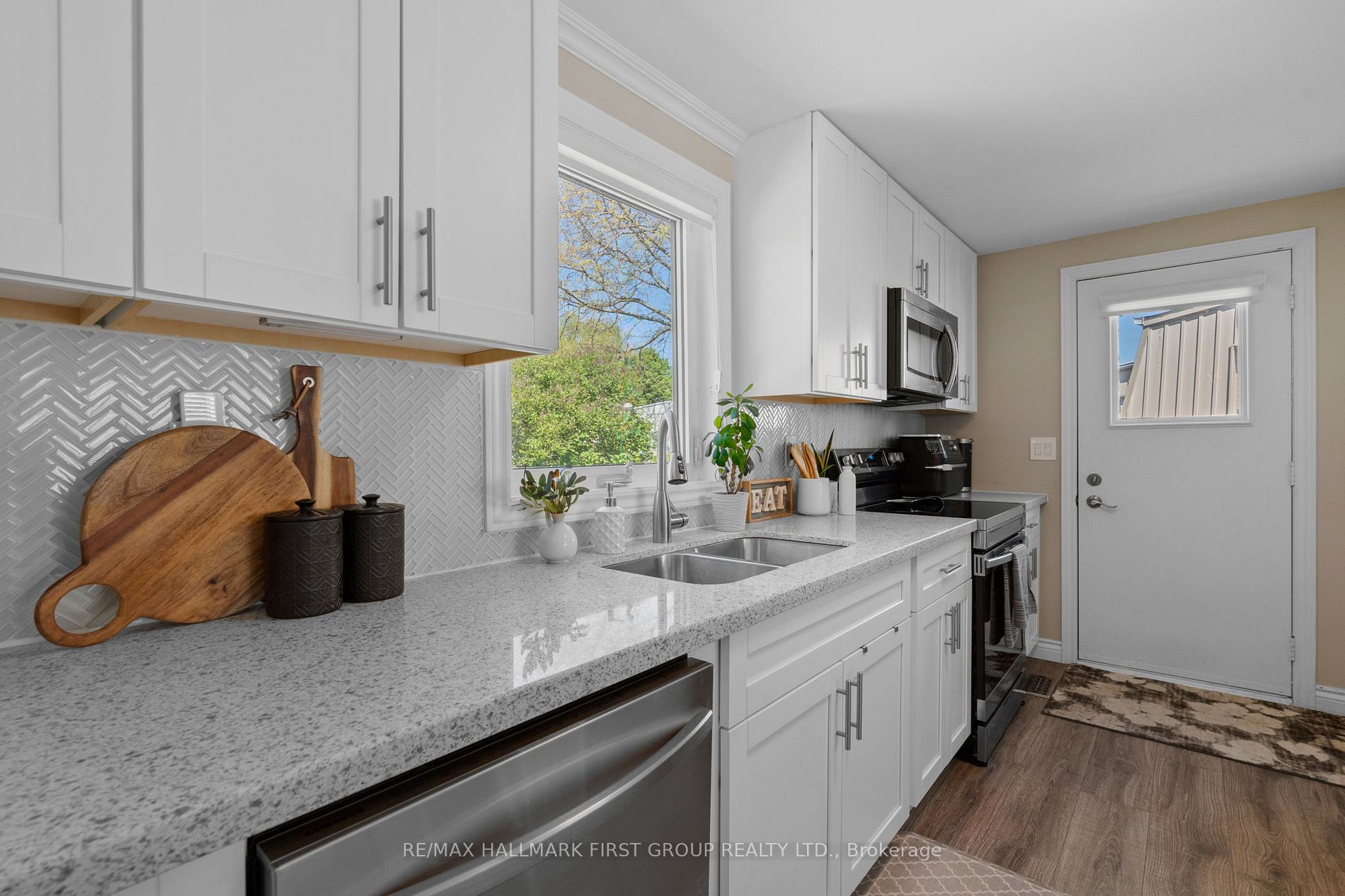 8 Kawartha Rd