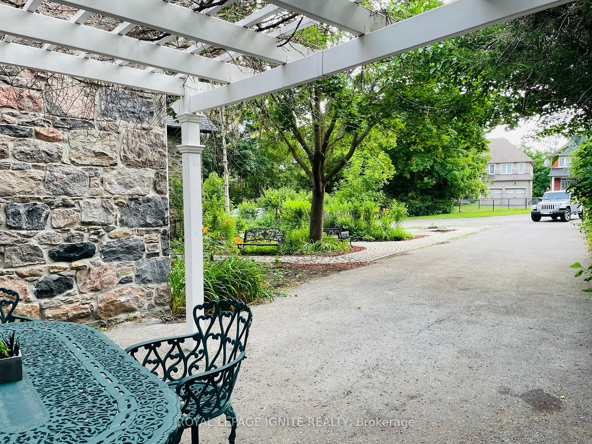 2319 Wildwood Cres