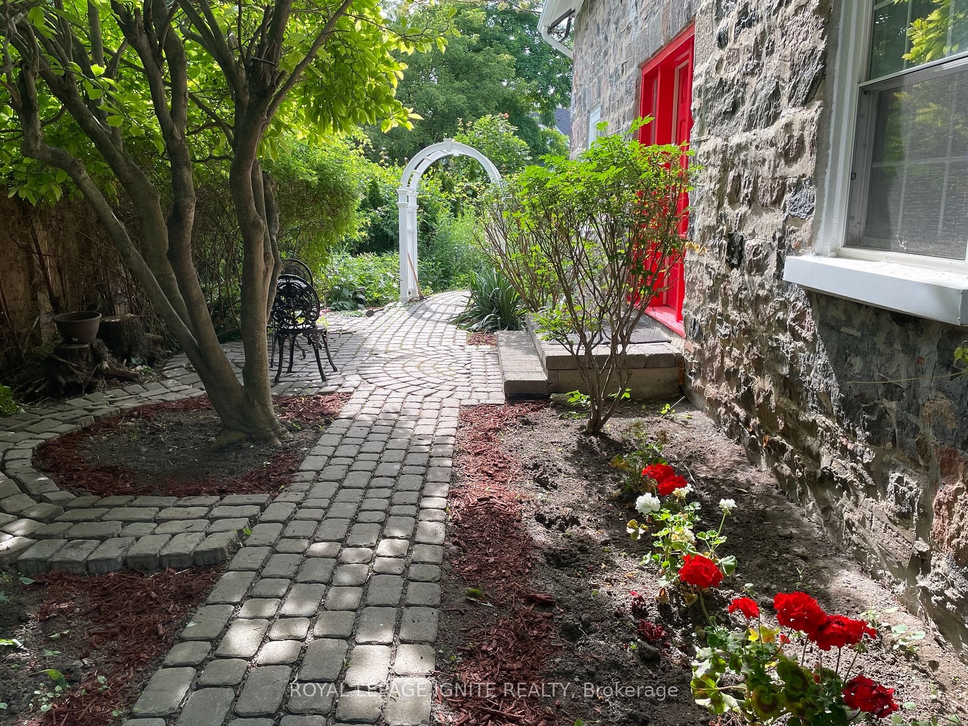 2319 Wildwood Cres
