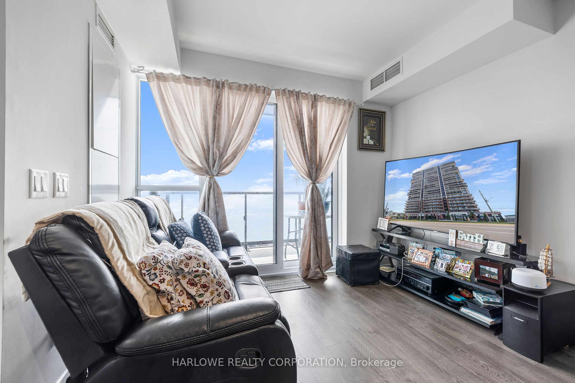2550 Simcoe Street N, #2516