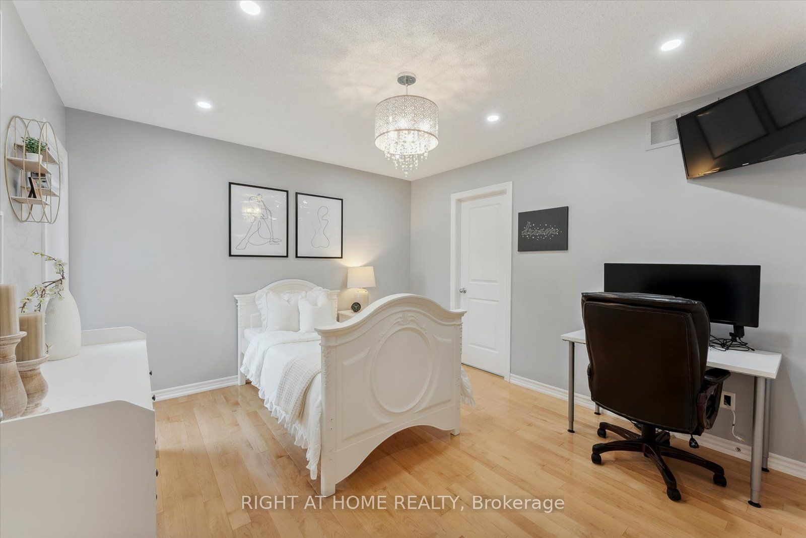 7 Carl Raby St