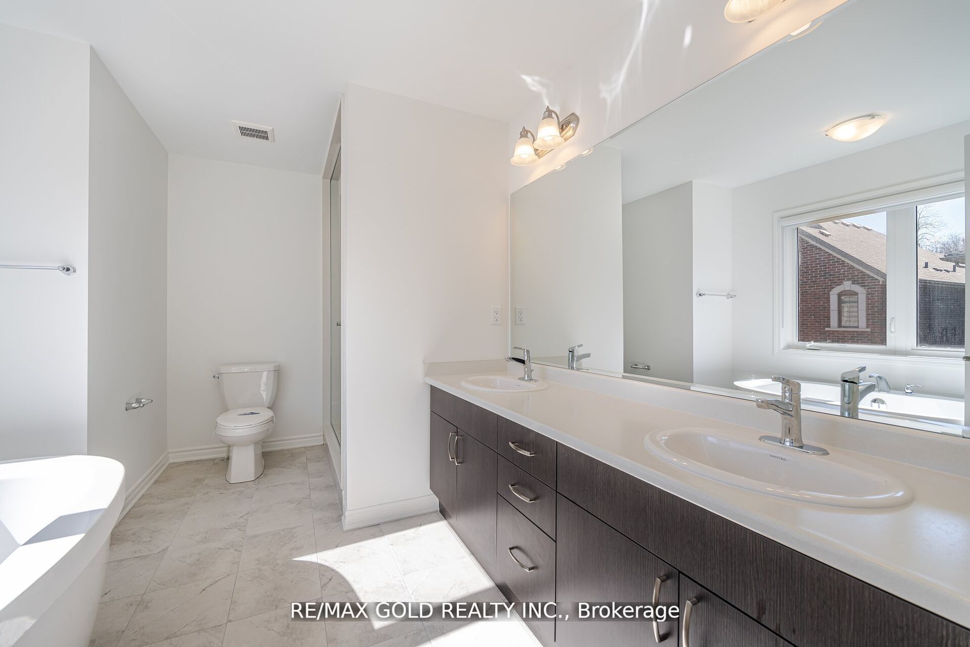 1582 Honey Locust Pl