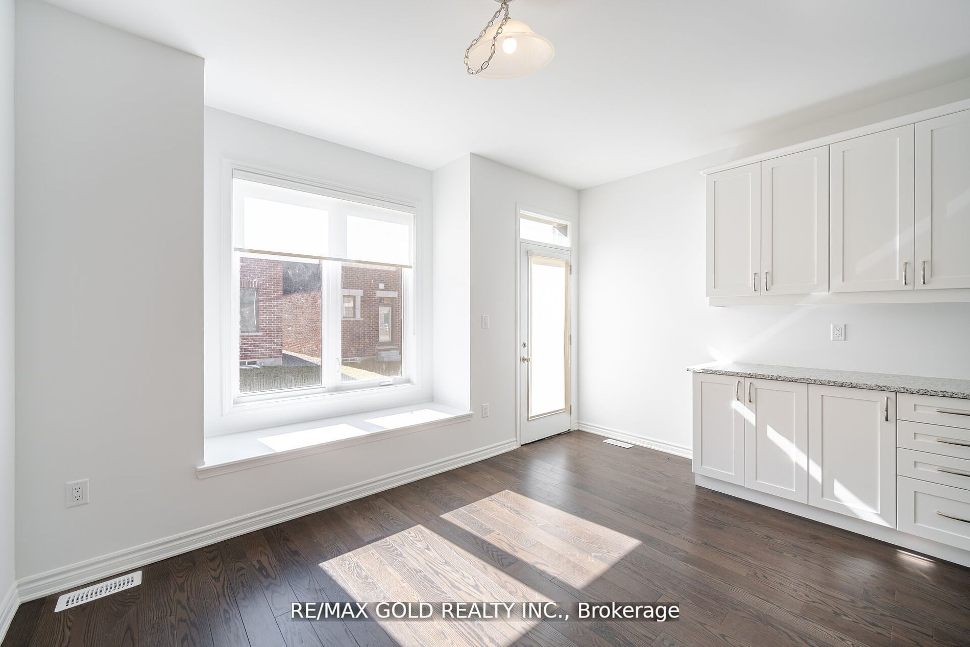 1582 Honey Locust Pl