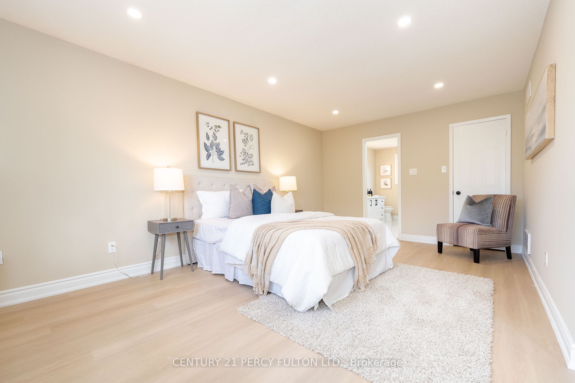 60 Cluett Dr