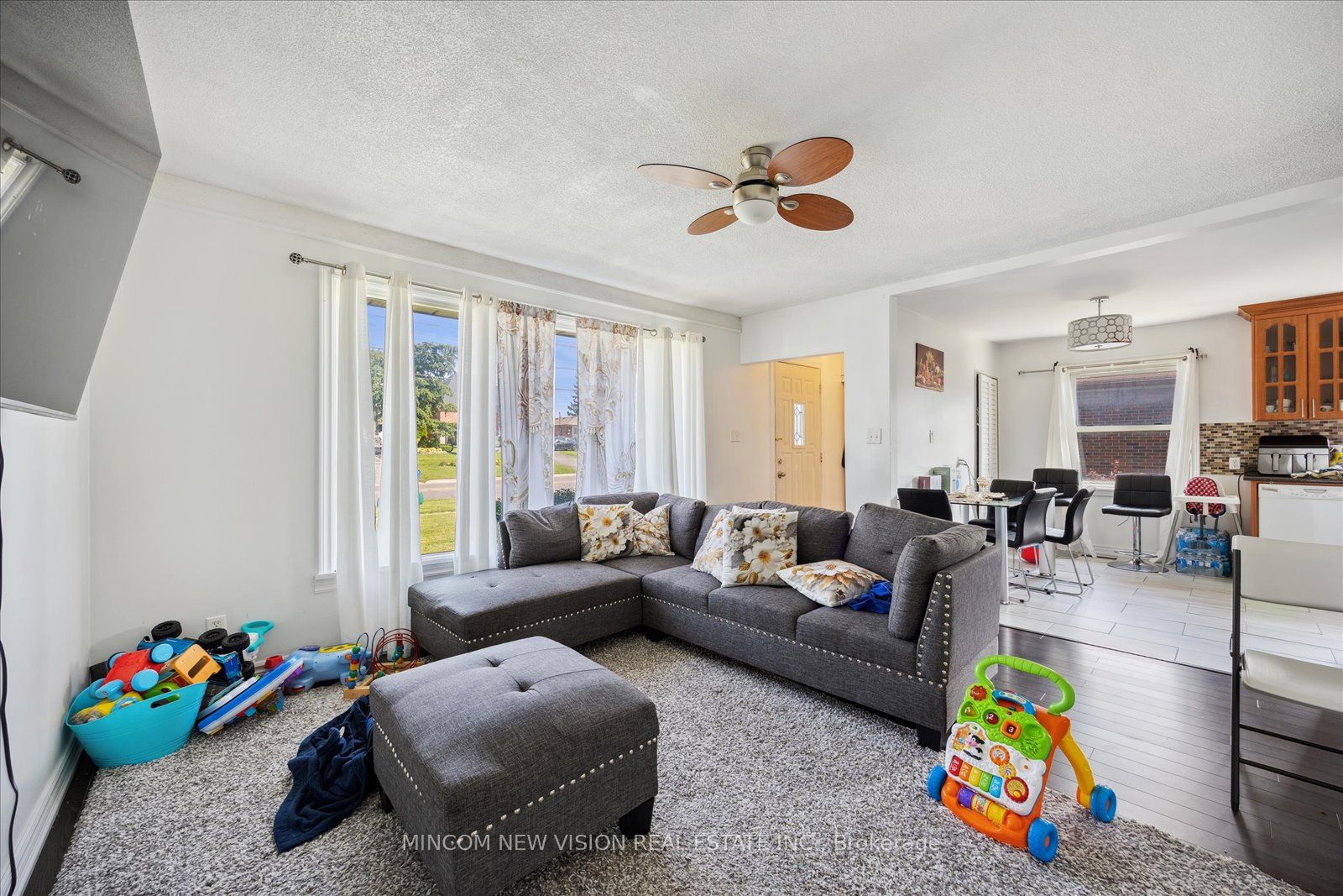 371 Rossland Road E