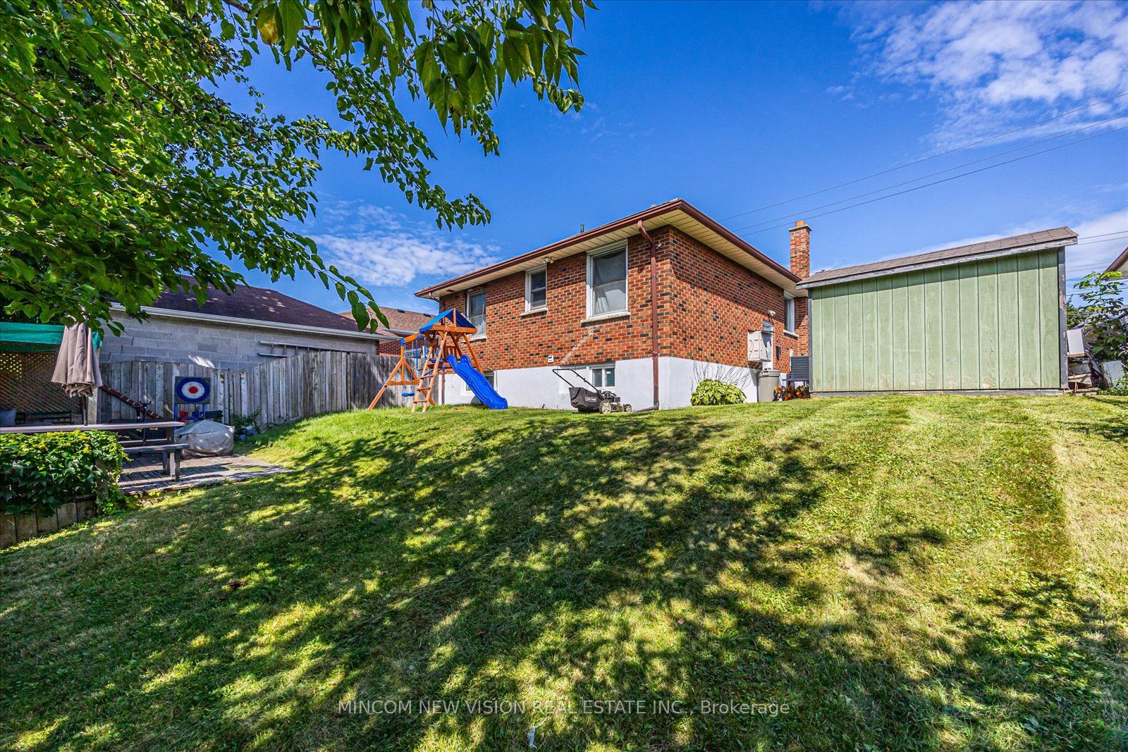371 Rossland Road E