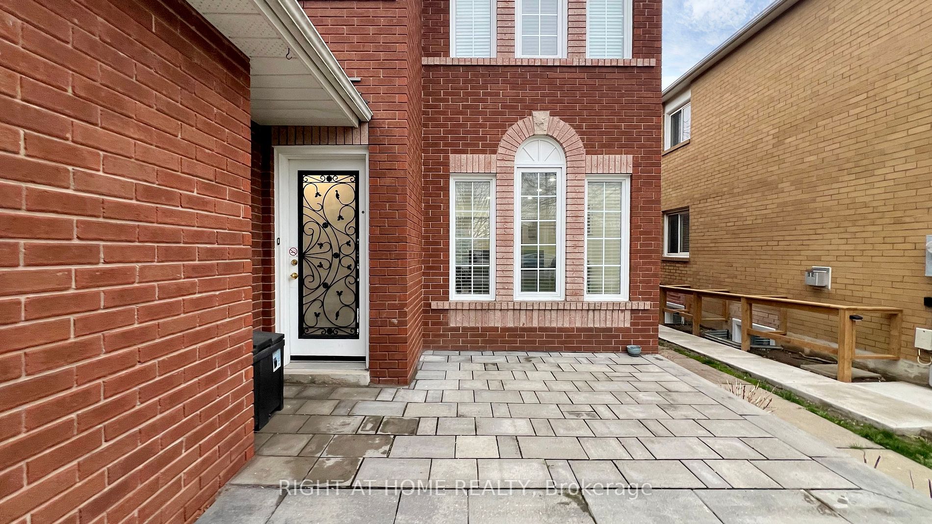 24 Holmes Crescent