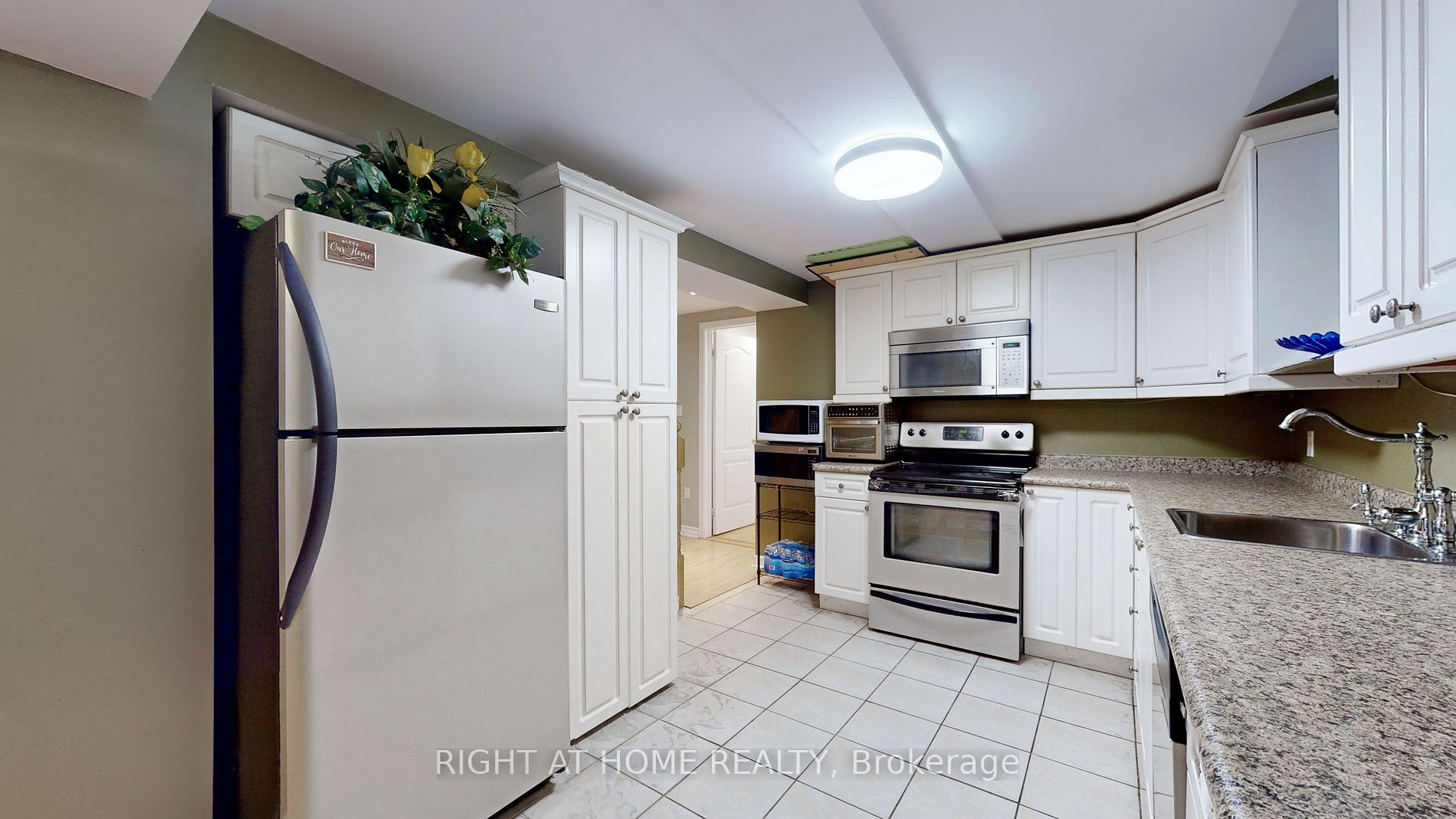 24 Holmes Crescent