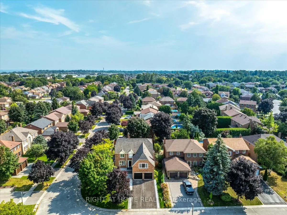 533 Braeburn Cres