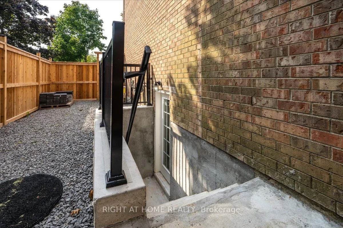 533 Braeburn Cres