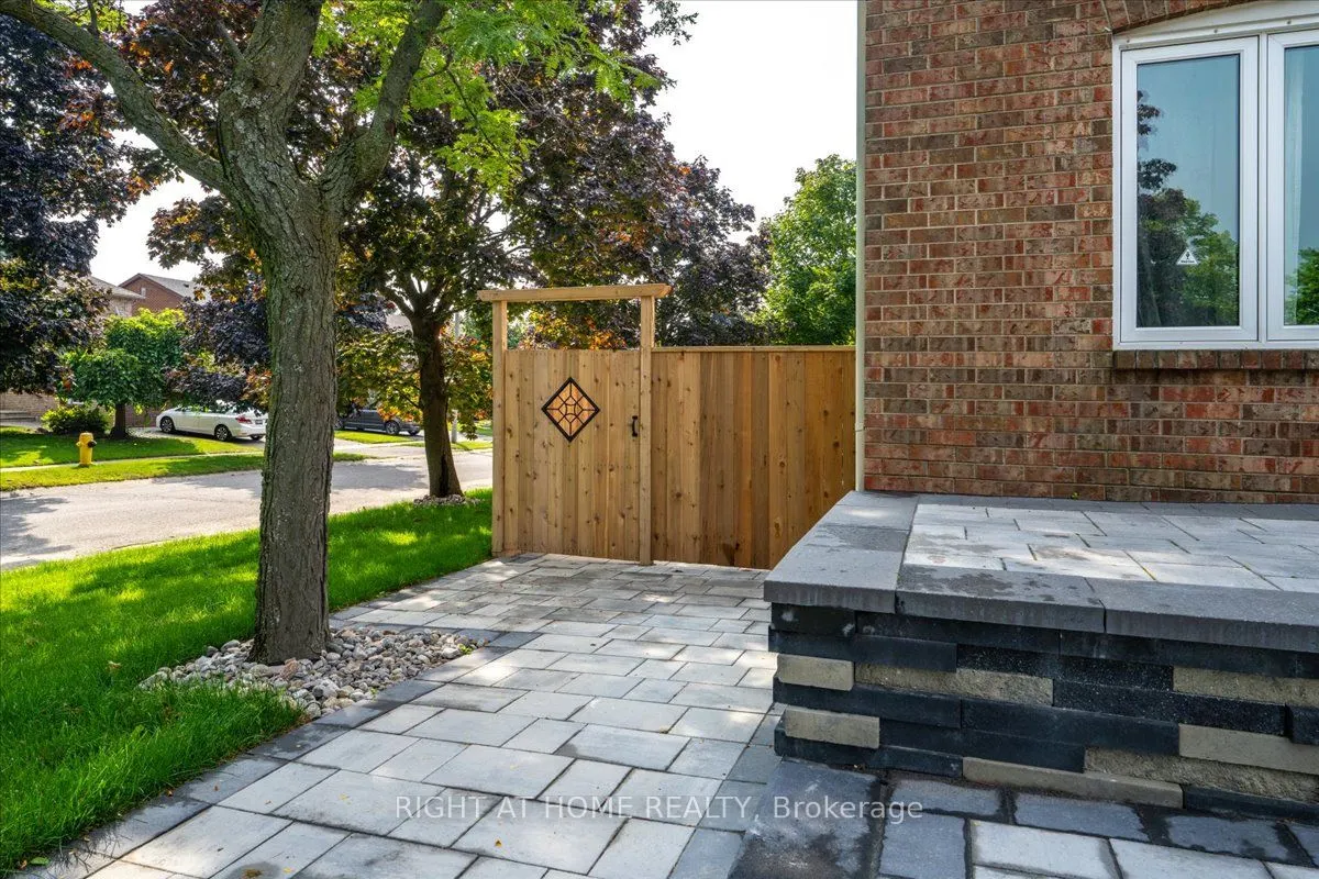533 Braeburn Cres