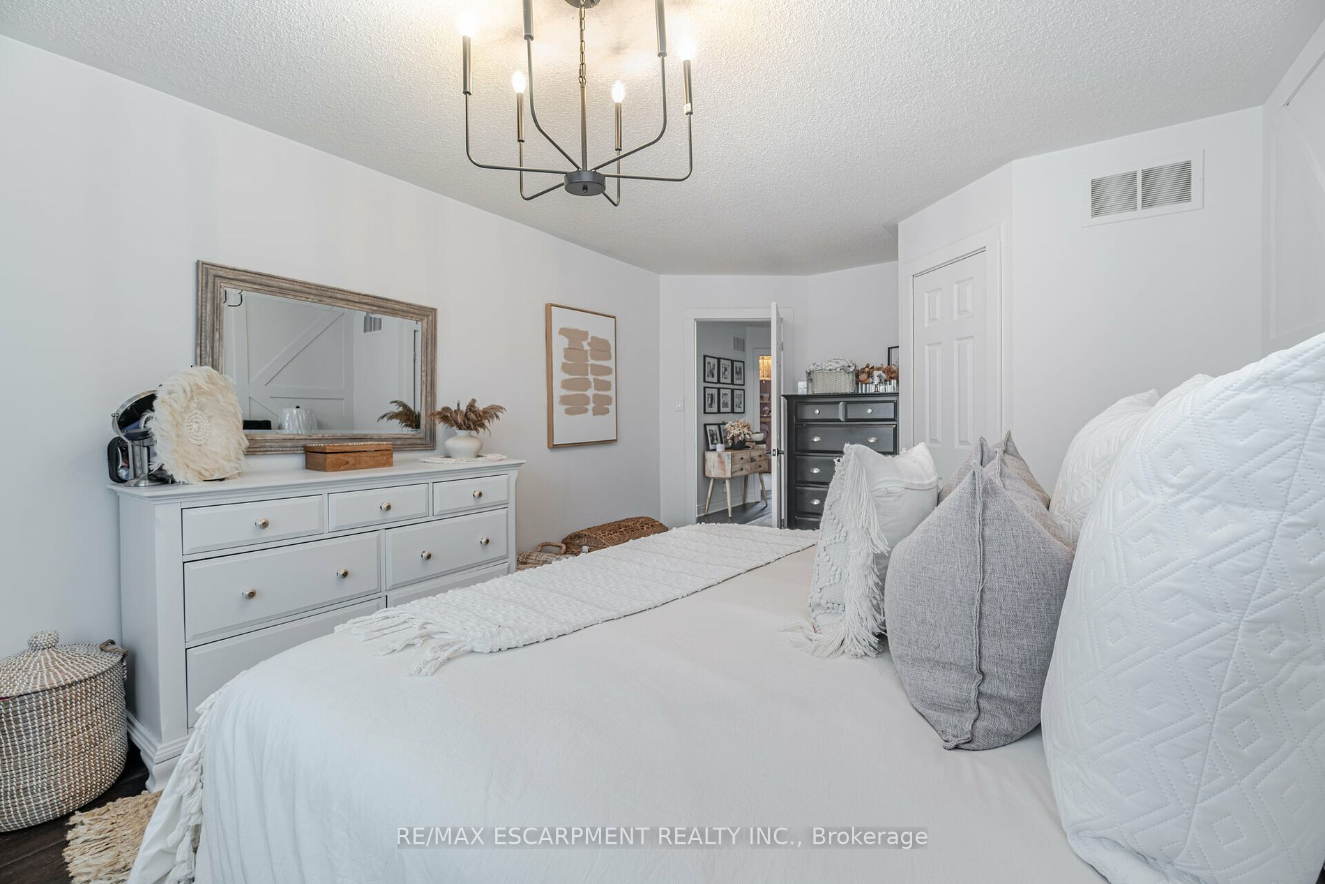 77 Lownie Crt