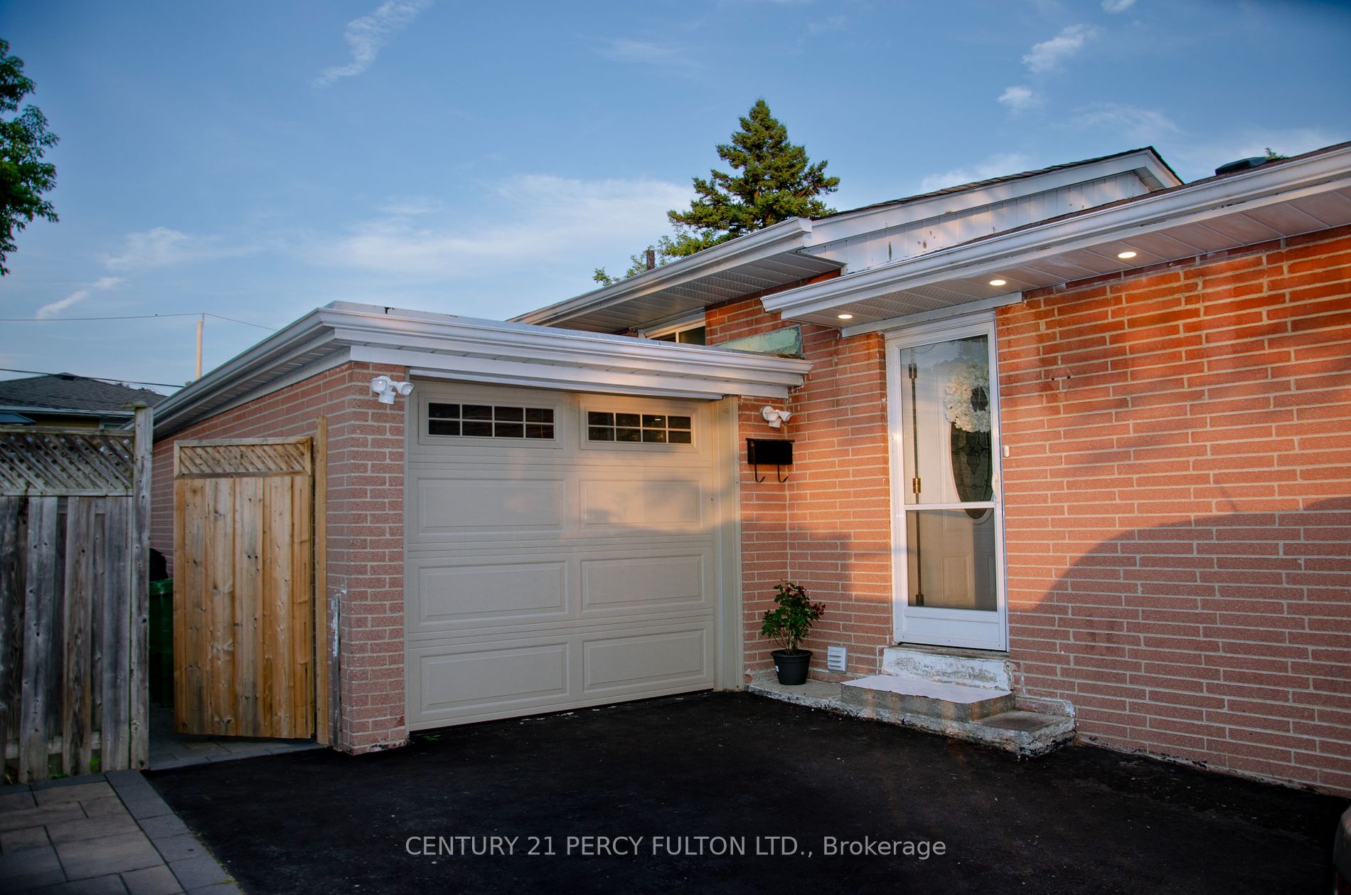 869 Scarborough Golf Club Rd