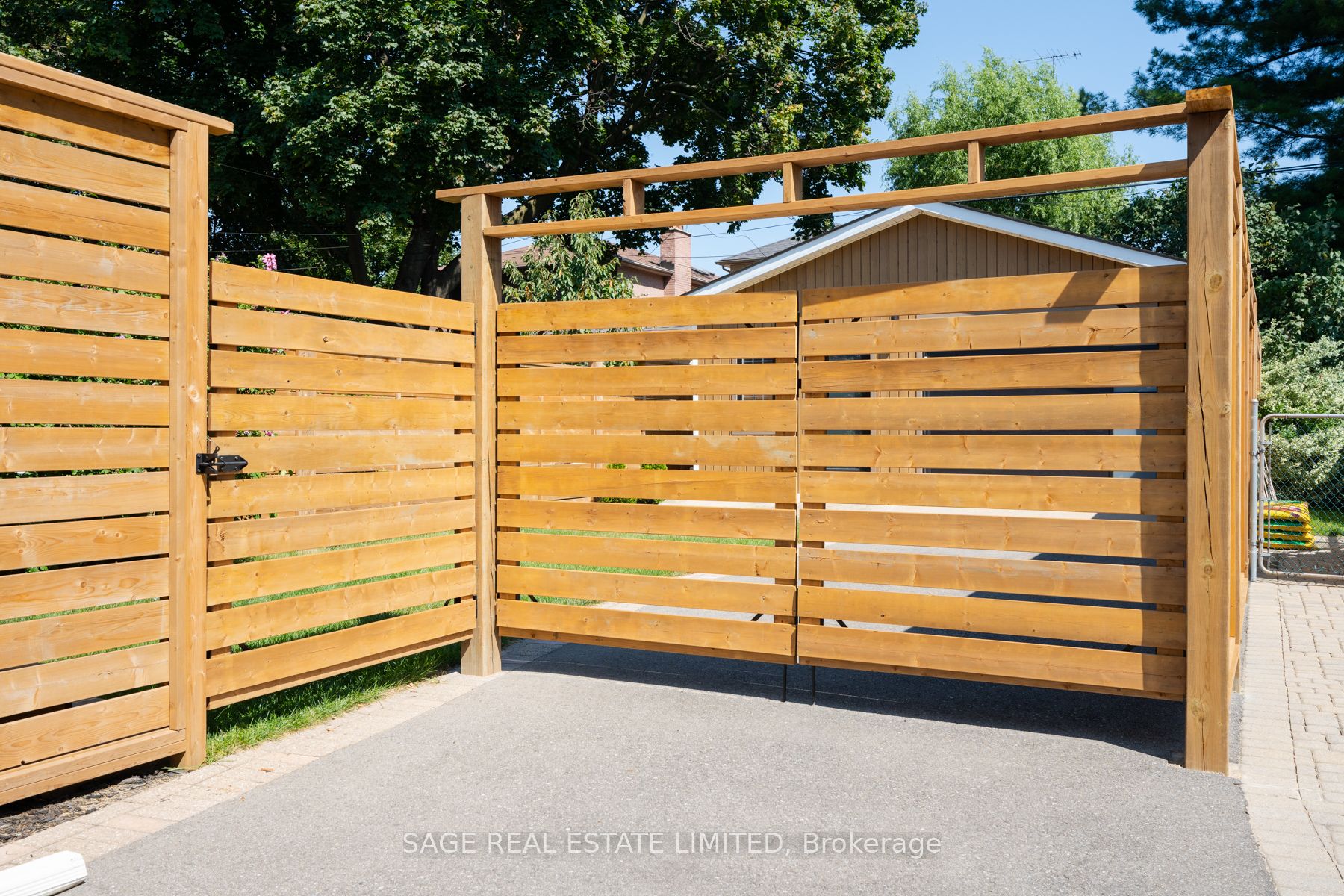 245 Linsmore Cres